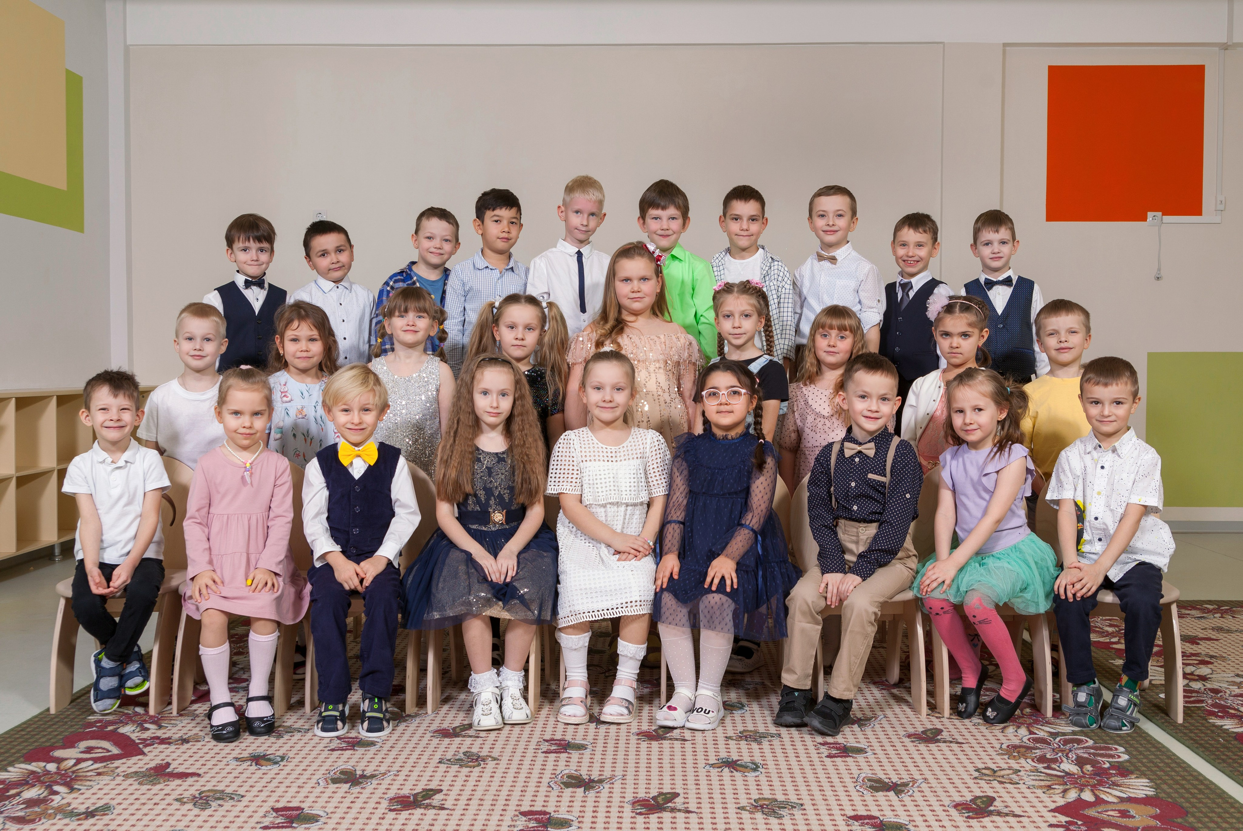 Общая фотография группы детского сада снятая в музыкальном зале детского сада