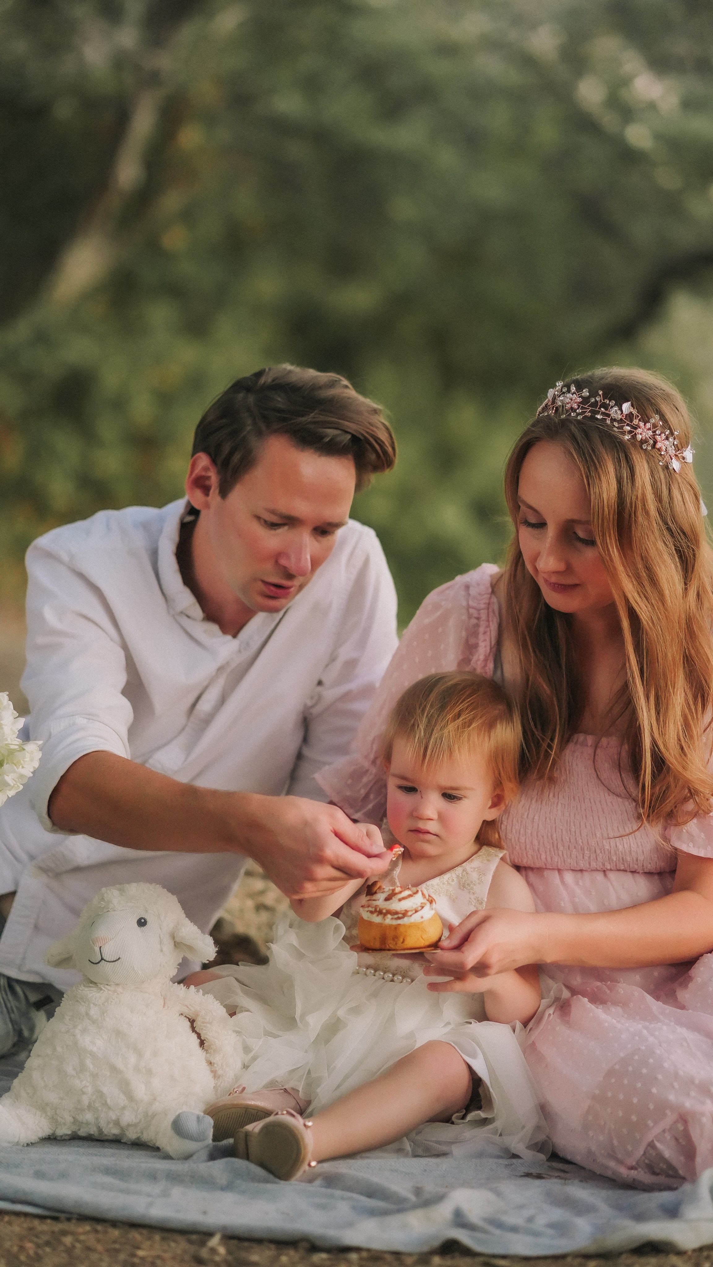 Family snuggles & smiles — cozy family photos