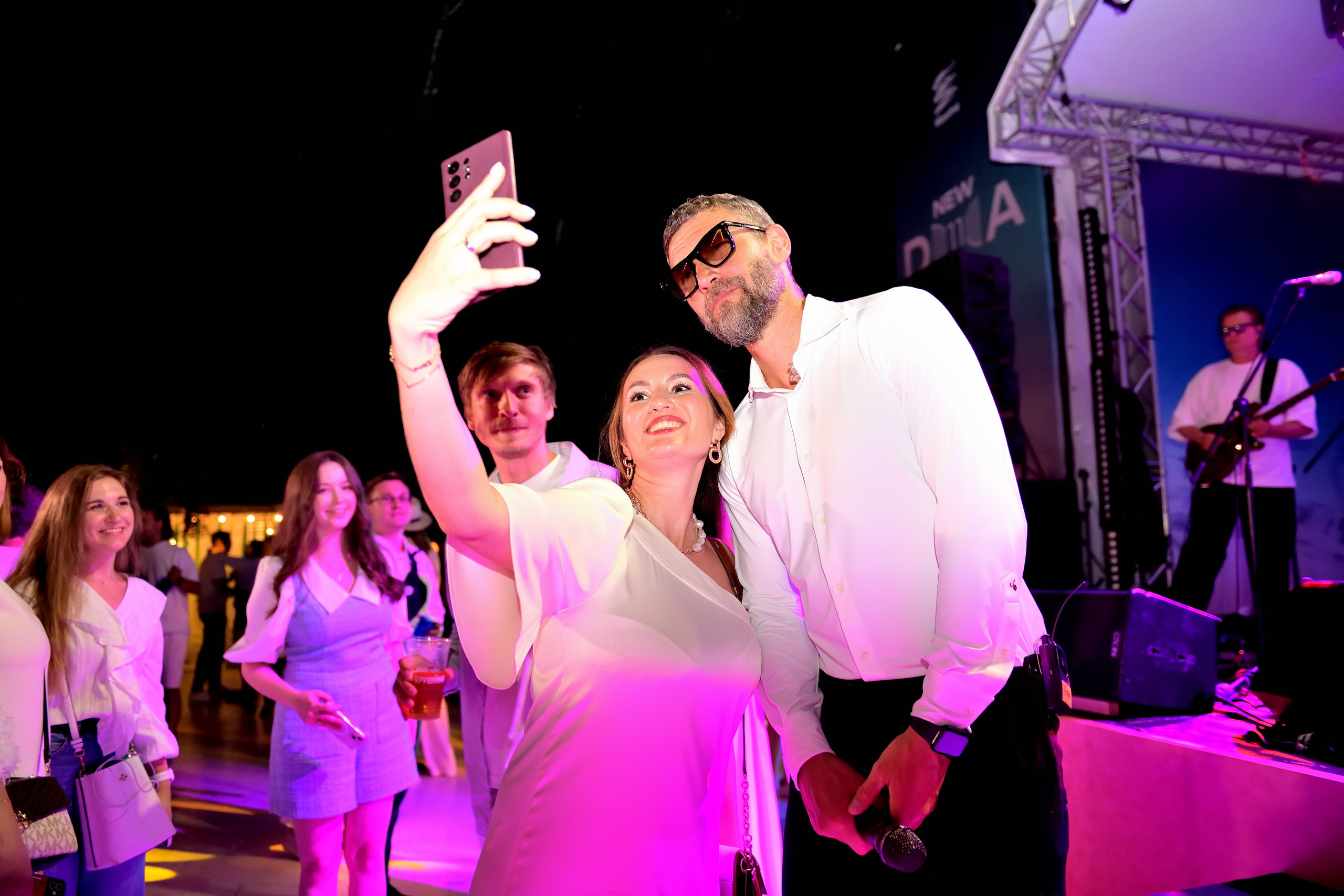 "Совместные фотографии с группой Ума Турман".