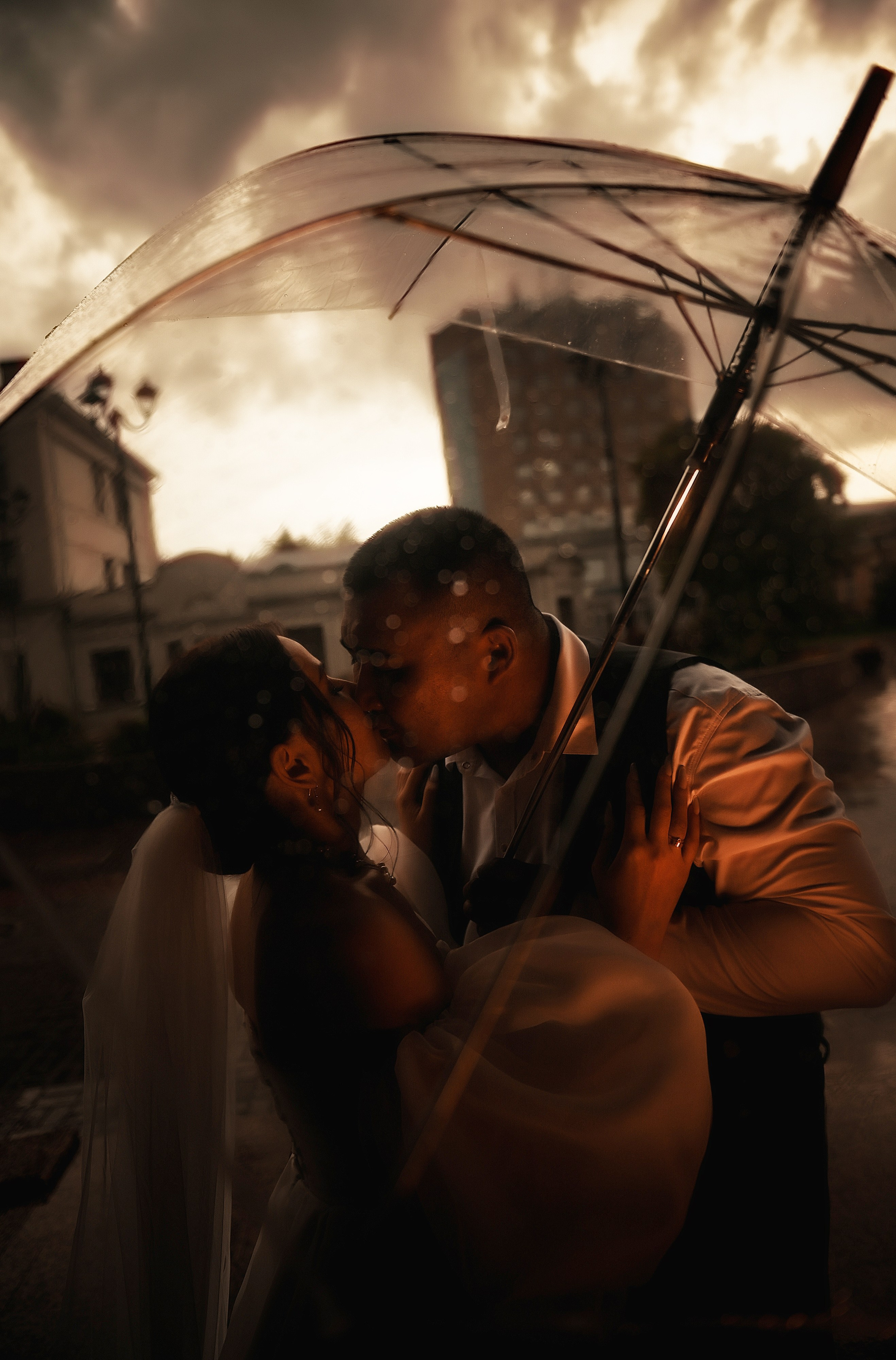 Небольшая свадебная серия в музее и прогулкой под дождем Эльмиры и Ризата. Свадебный, семейный, детский, контент фотограф в Омске Максим Ильин