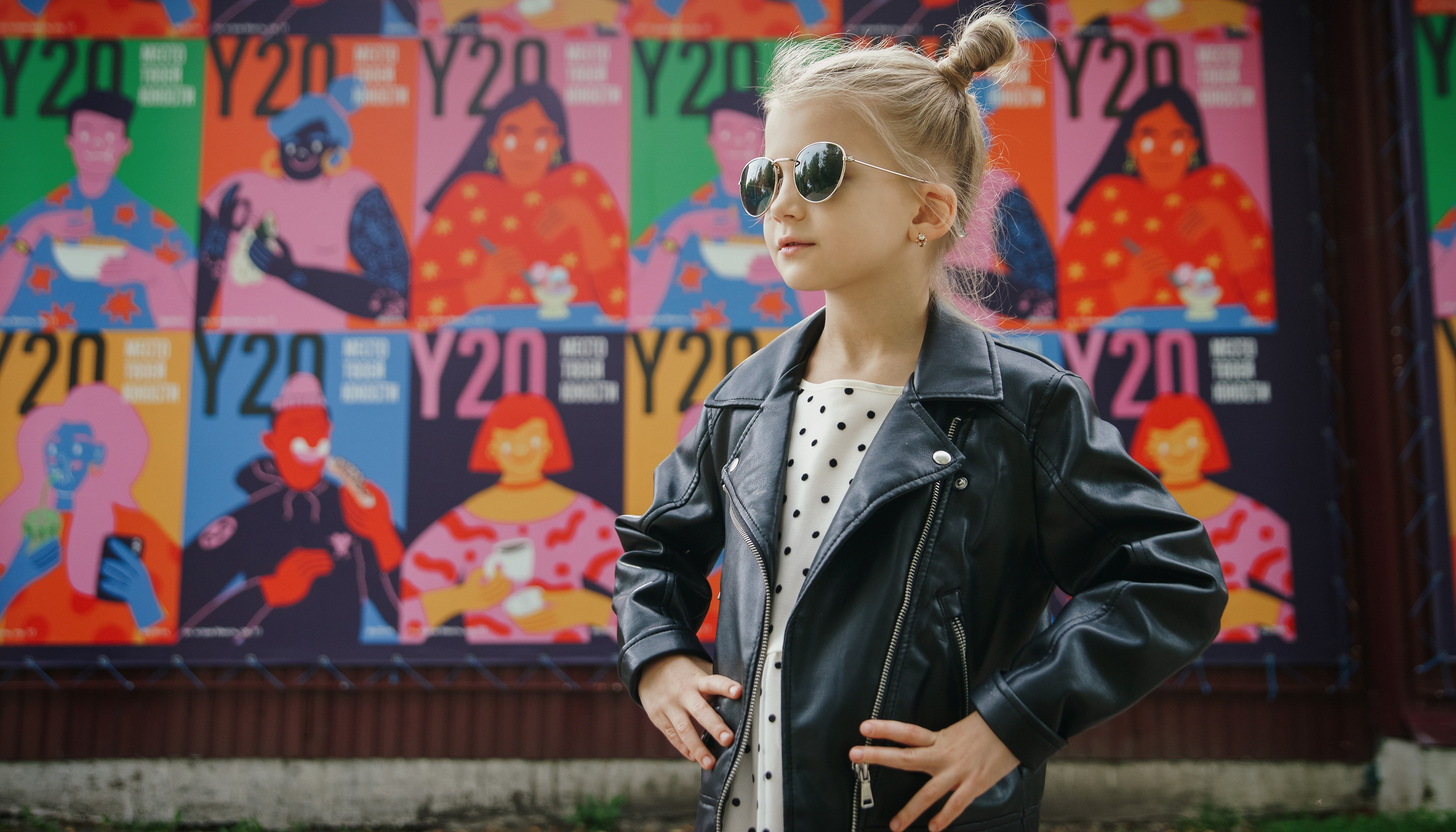 Детская фотосессия летом - девочка стоя в кожаной куртке