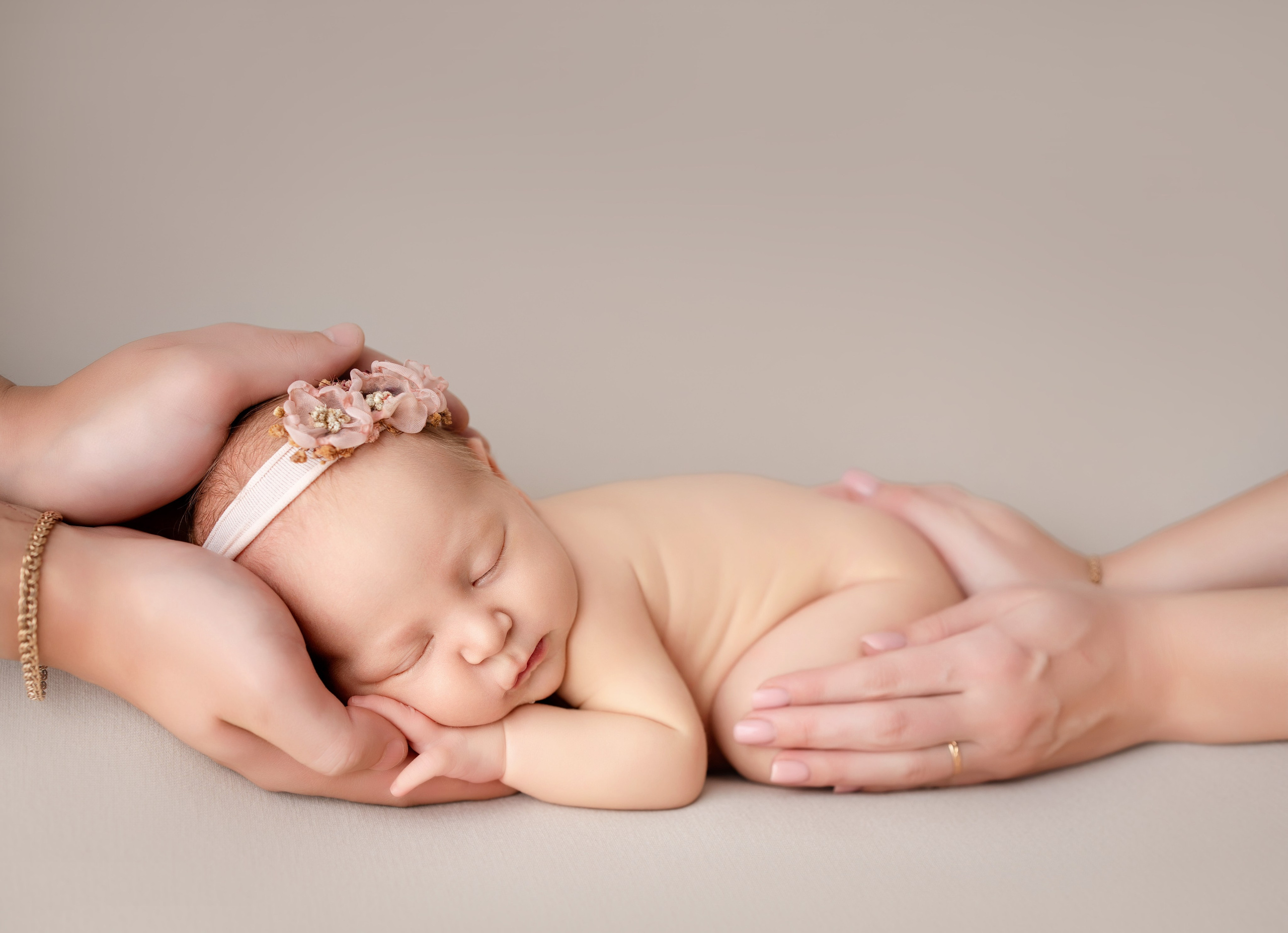 Фотограф новорожденных в Нижнем Новгороде - профессиональная фотосессия для новорожденных, уютные и милые снимки малышей, создание уникальных образов и воспоминаний для родителей. Специалист по детской фотографии предлагает услуги по съемке новорожденных в комфортной обстановке, обеспечивая безопасность и тепло для вашего малыша.