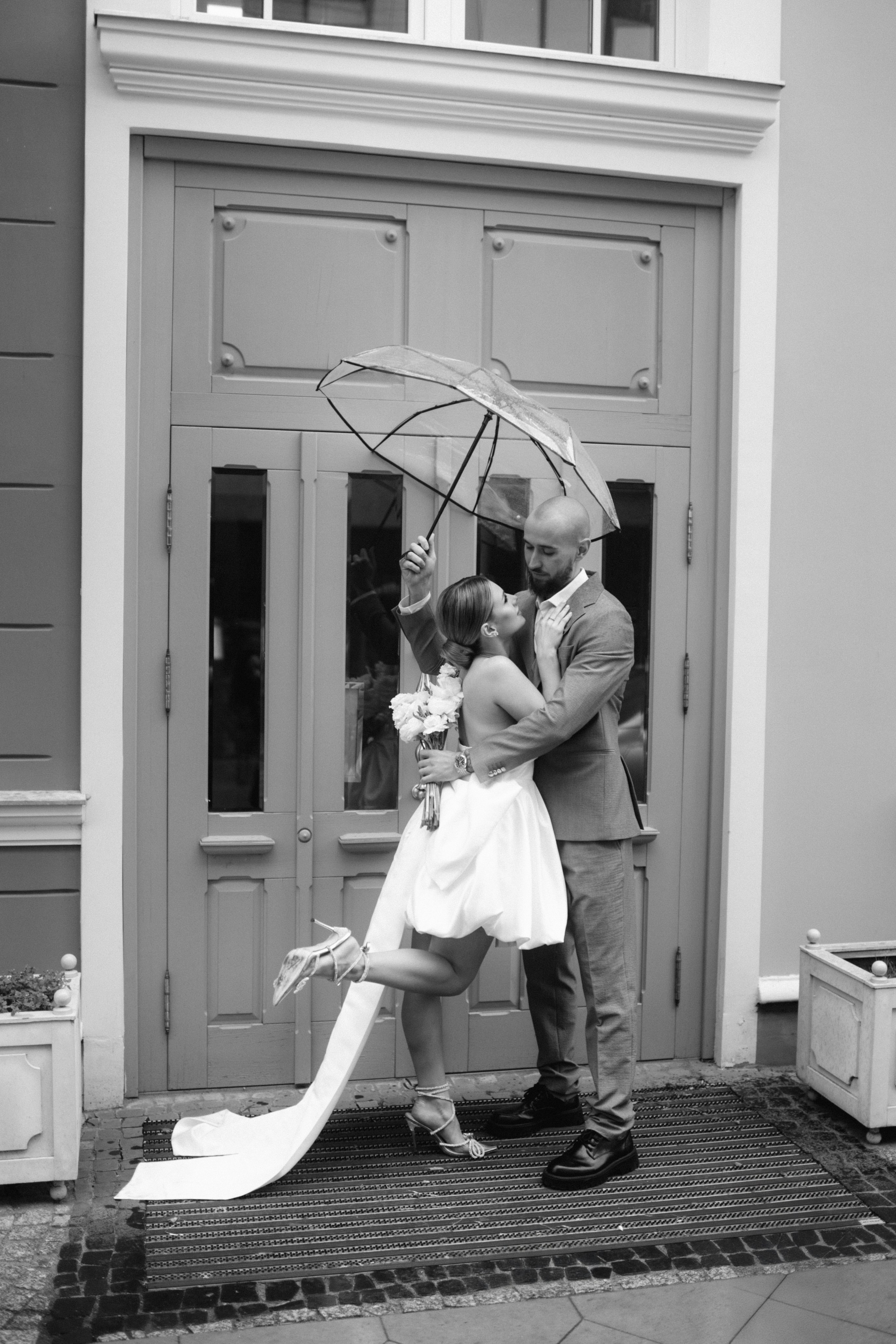 Молодожены Алина и Михаил под прозрачным зонтом в дождь, фотограф Павел Четвертков, Тамбов