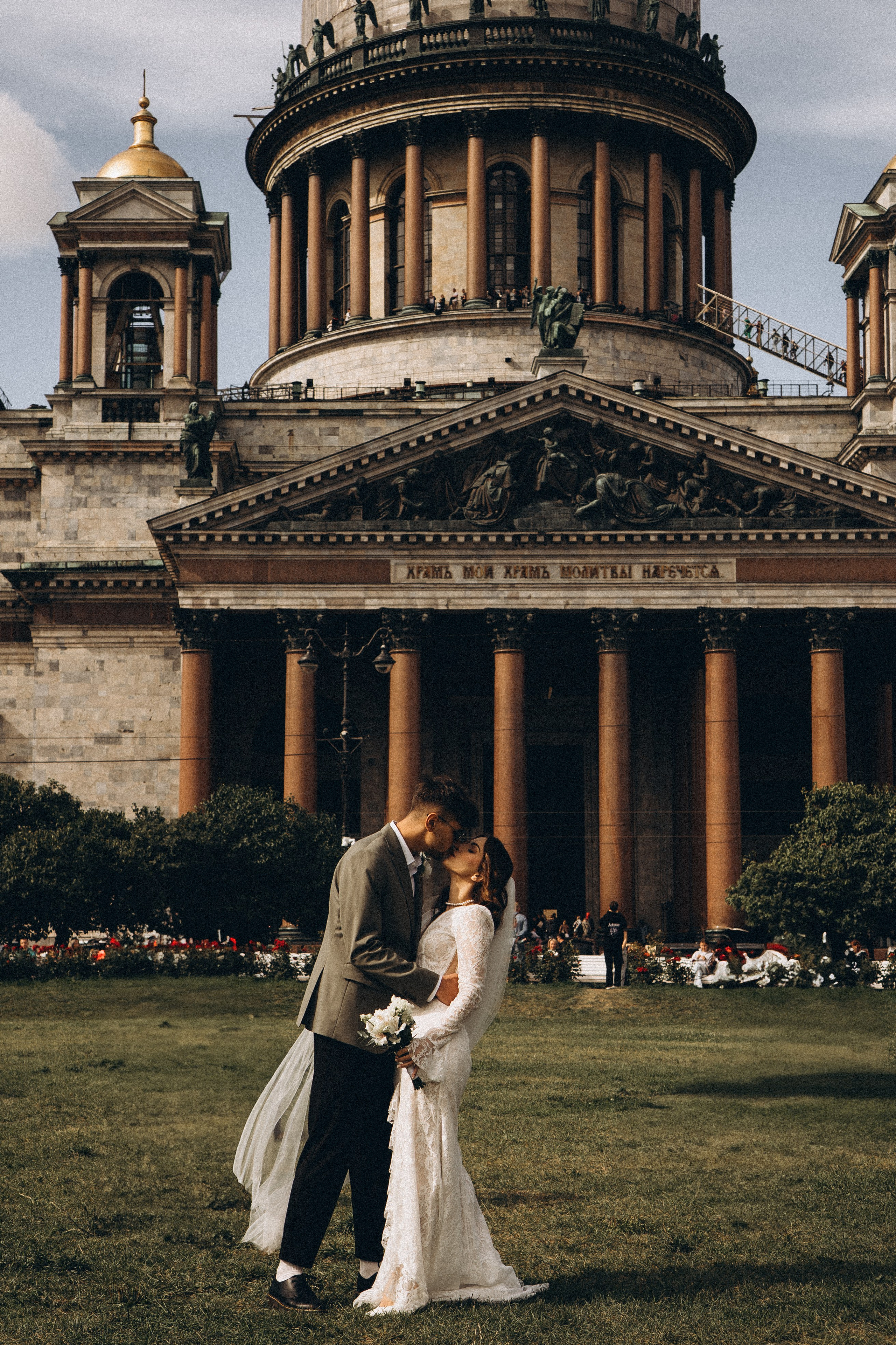 СВАДЕБНАЯ ПРОГУЛКА ВОЗЕ ИСАИКЕВСКОГО СОБОРА АСТОРИИ И ЗАКОНОДАЛЕТНОГО СОБРАНИЯ. Профессиональный фотограф, Санкт-Петербург — Виктория Богомолова