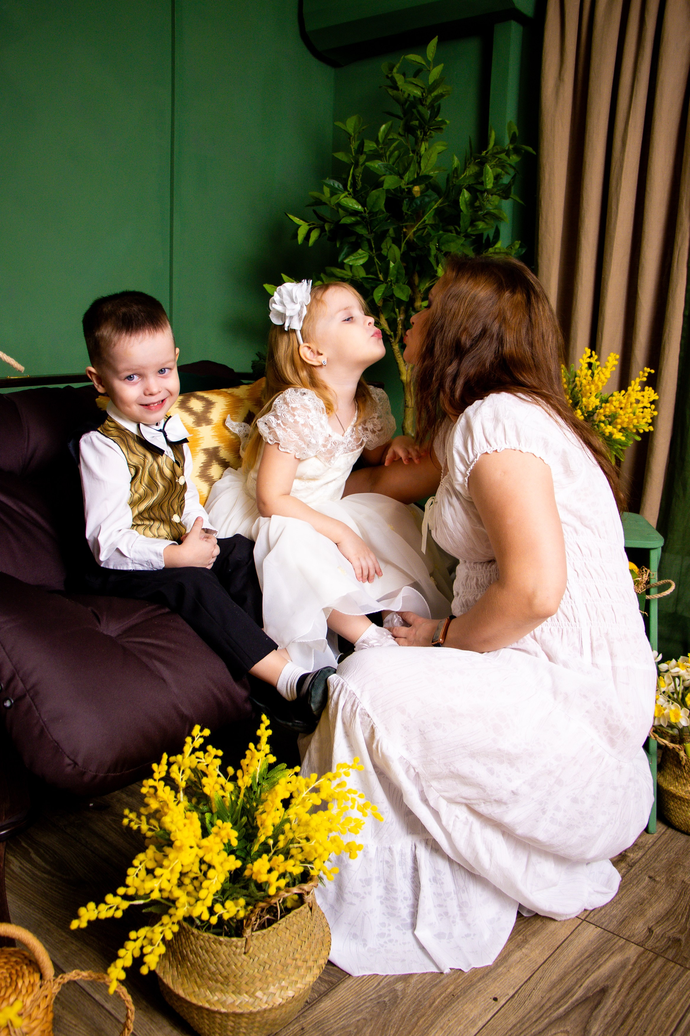 Семейная съемка с мимозой. Фотограф Татьяна Матрос