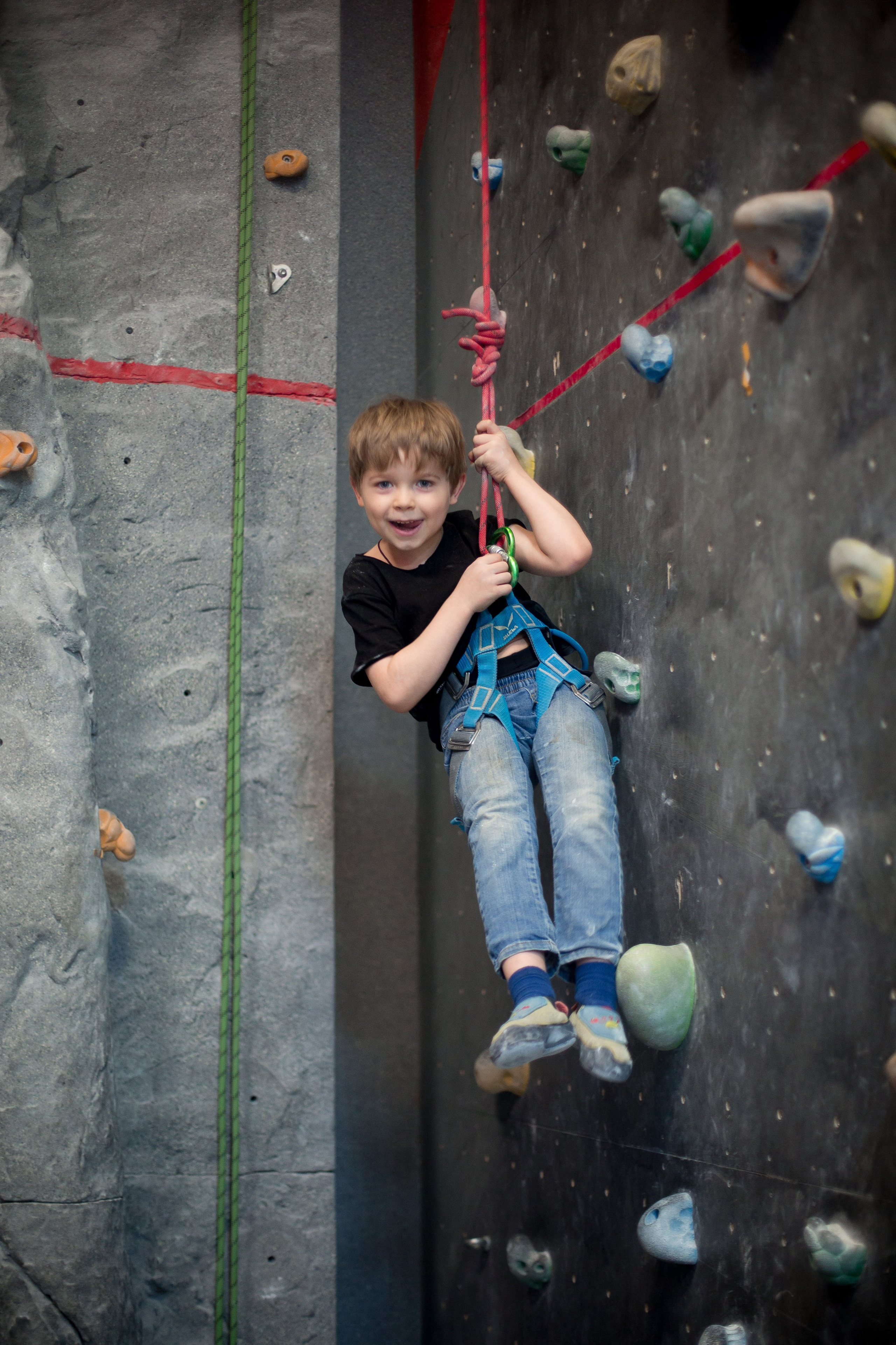 Фотосъемка детского Дня рождения на скалодроме. Репортажный фотограф Борис Геер