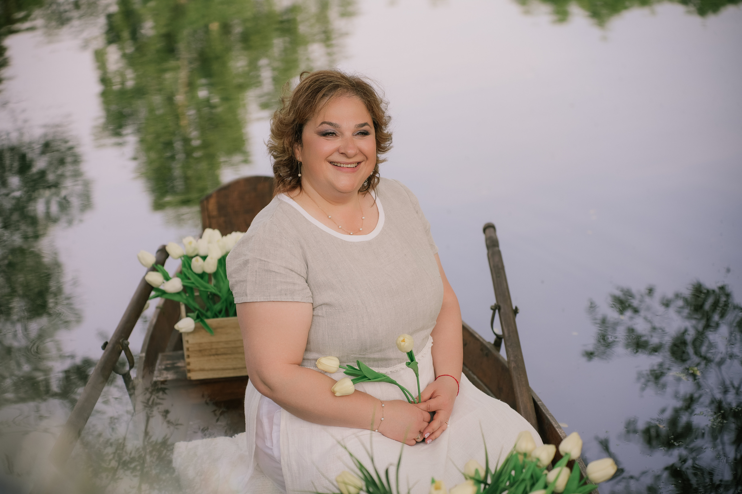 фотосессия в лодочке Крупный план молодой женщины