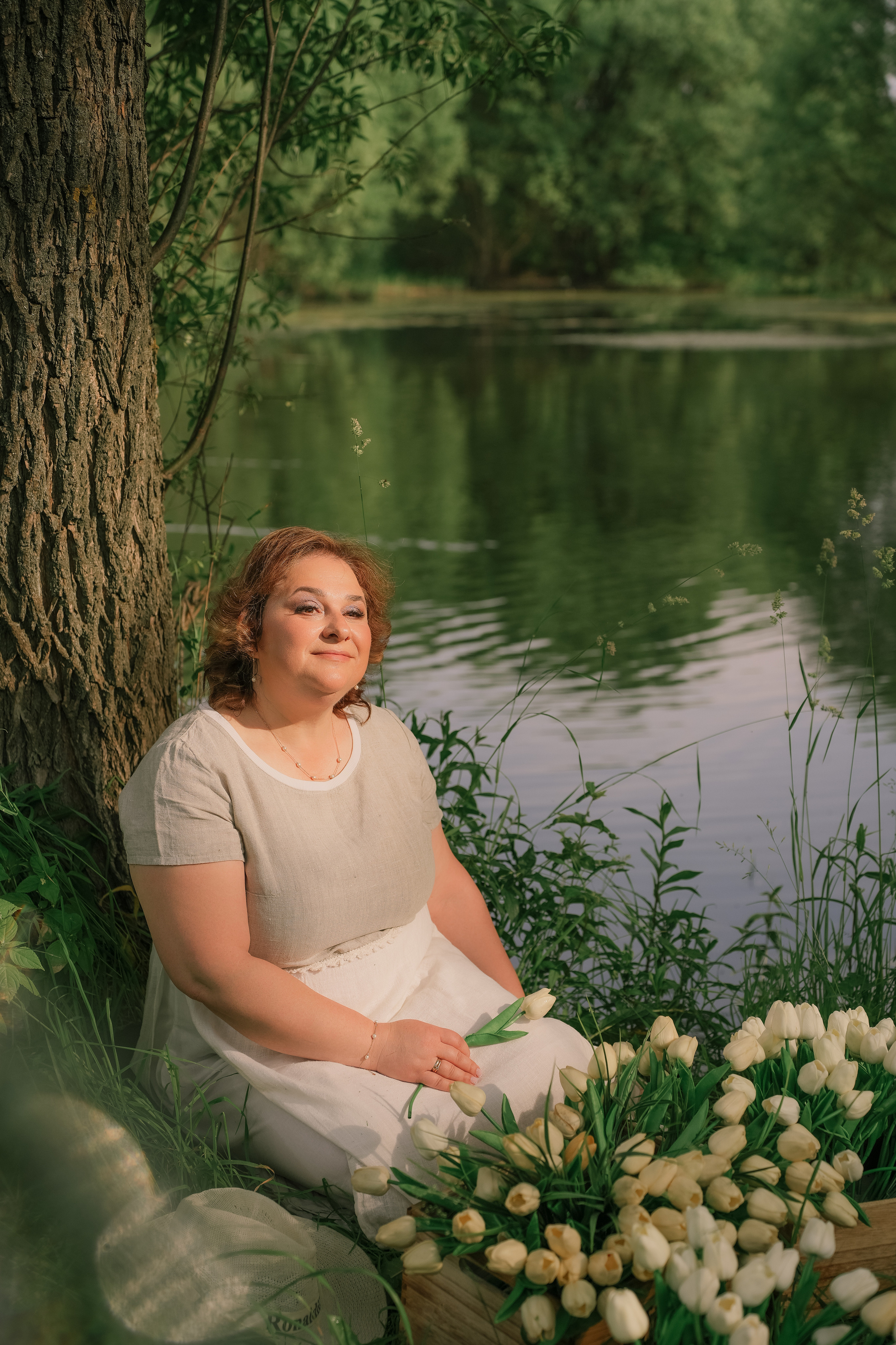 фотосессия в лодочке Общий план на фоне озера