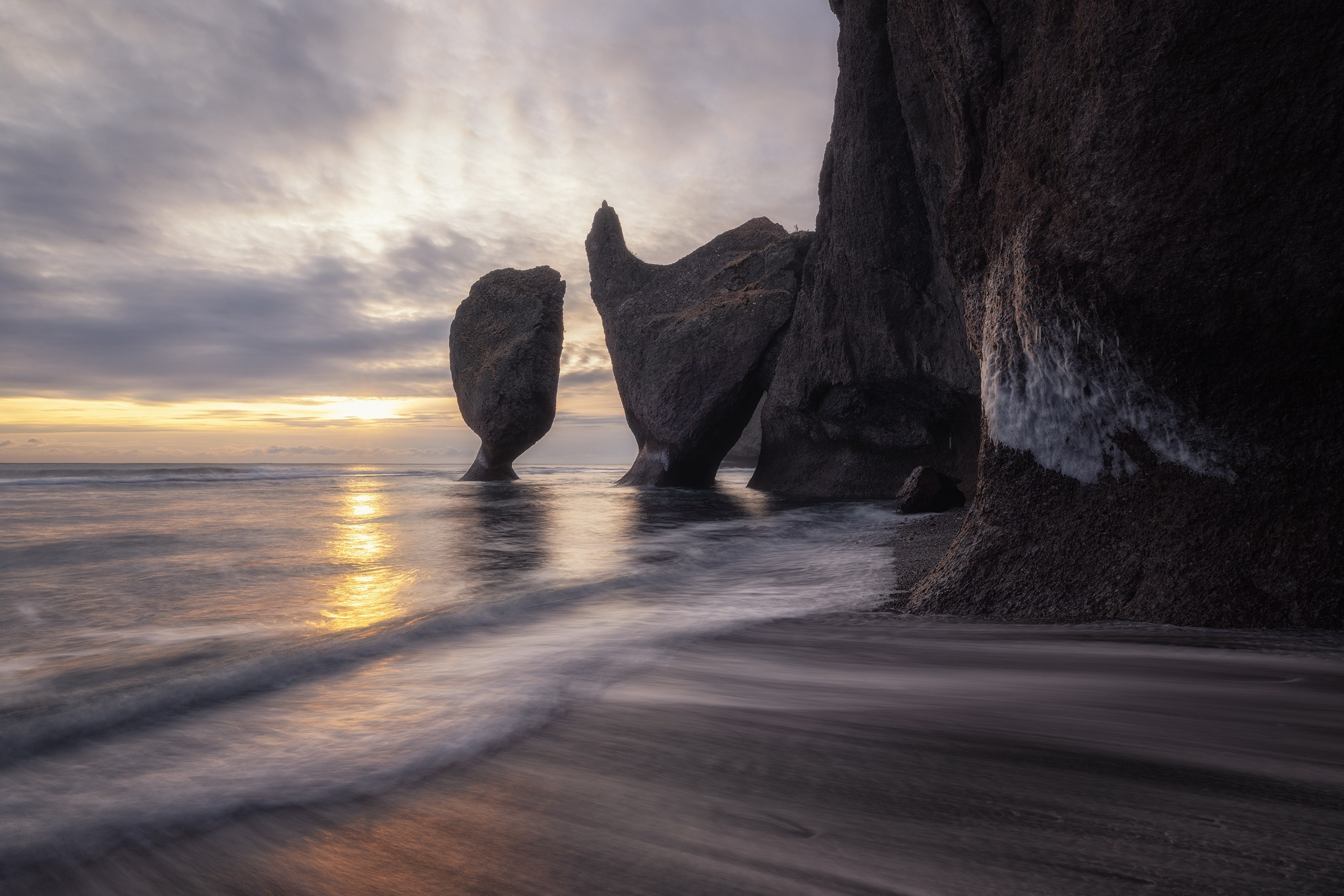 Кекур "Бокал" в бухте Думовая. 