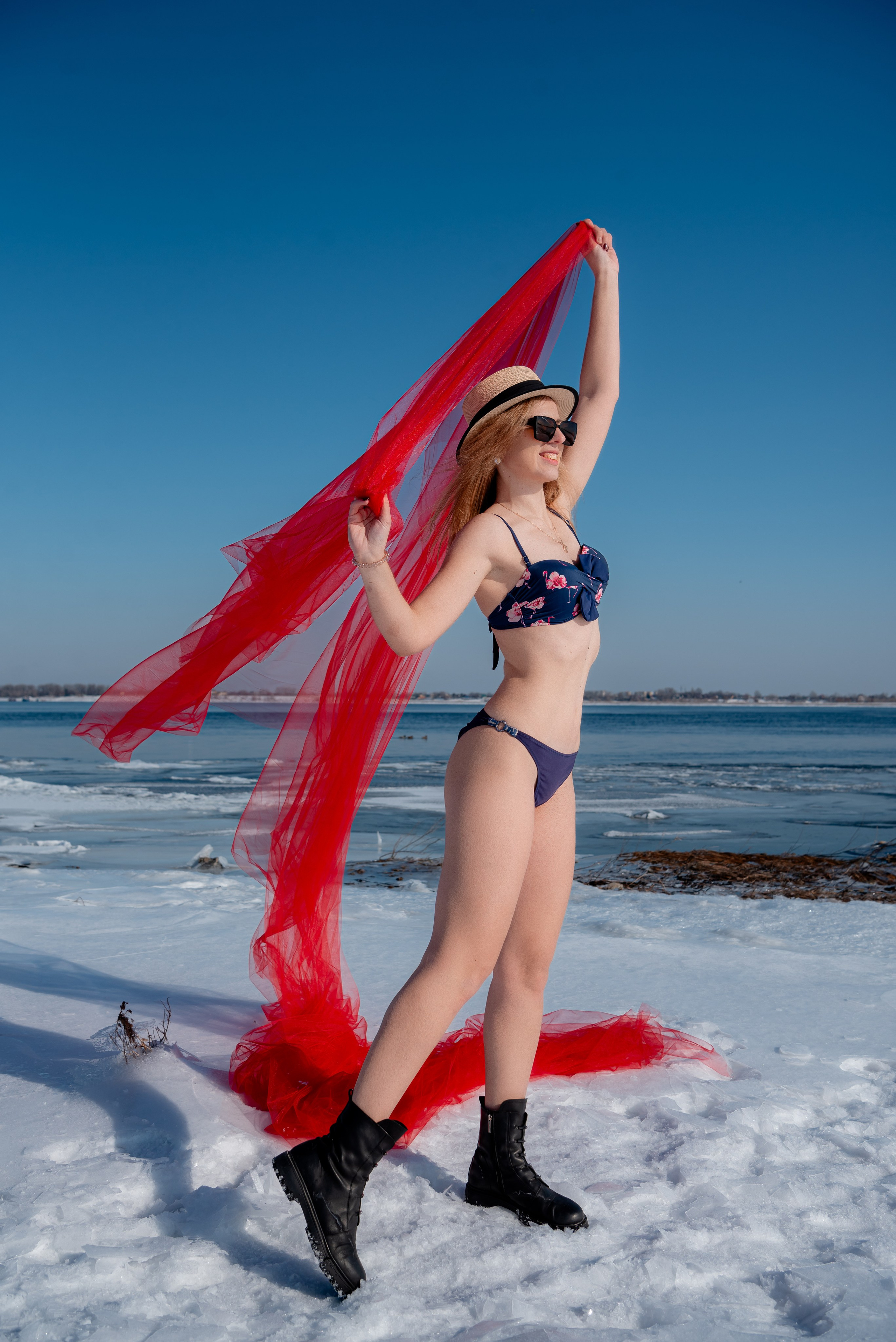 Моржи на Волге. Девушки в купальниках на снегу. Волгоград. Фотограф в Волгограде и Волжском Александр Горбань