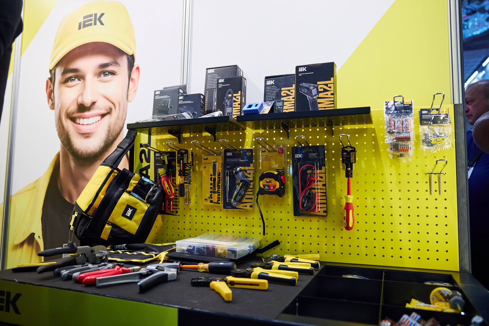 Фотограф на выставке IEK — репортажная съёмка корпоративного стенда в Москве. Репортажный фотограф в Москве — Дмитрий Тарасов | Съёмка мероприятий, концертов, корпоративов