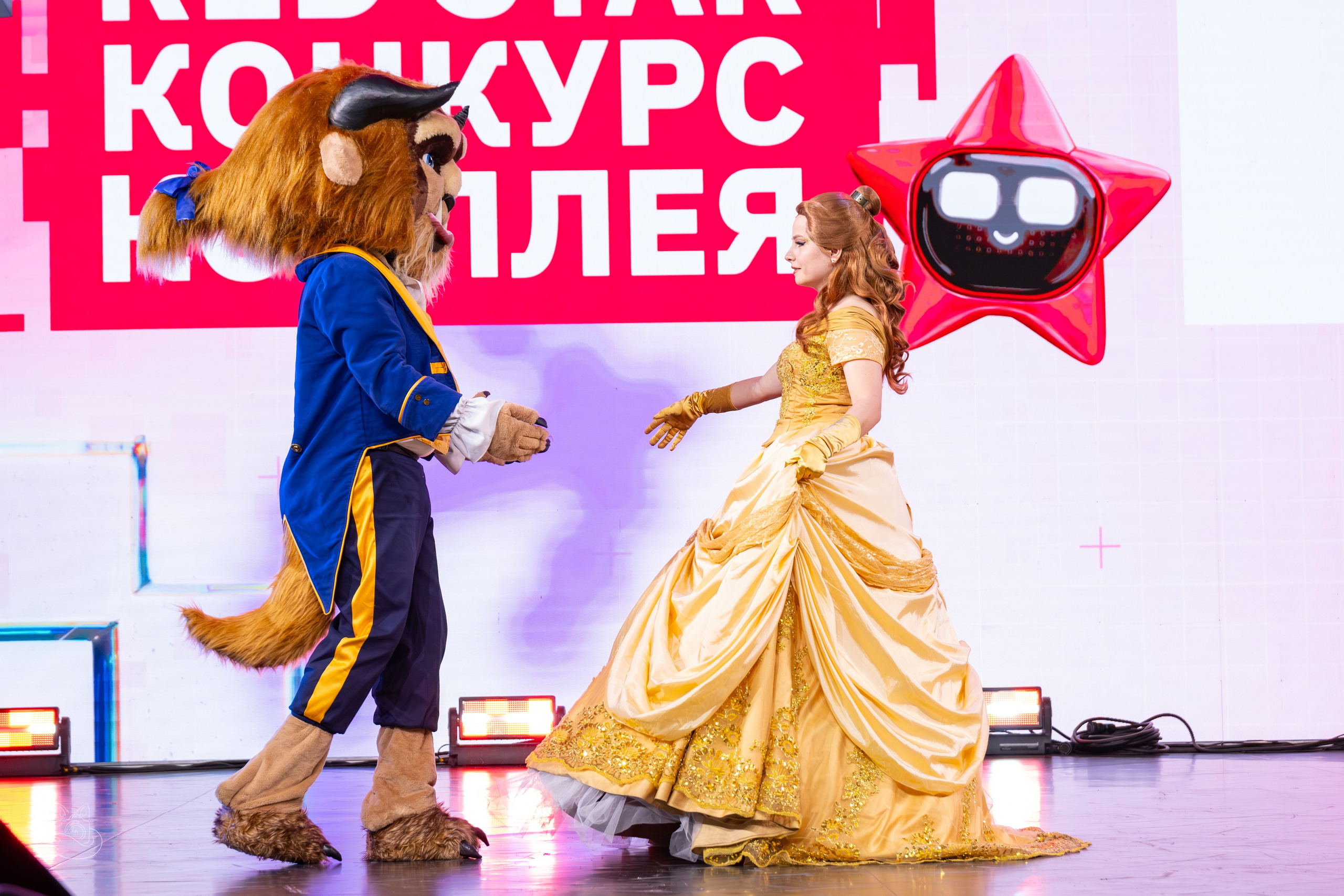 Сцена РЭД ЭКСПО 2024. Косплей фотограф