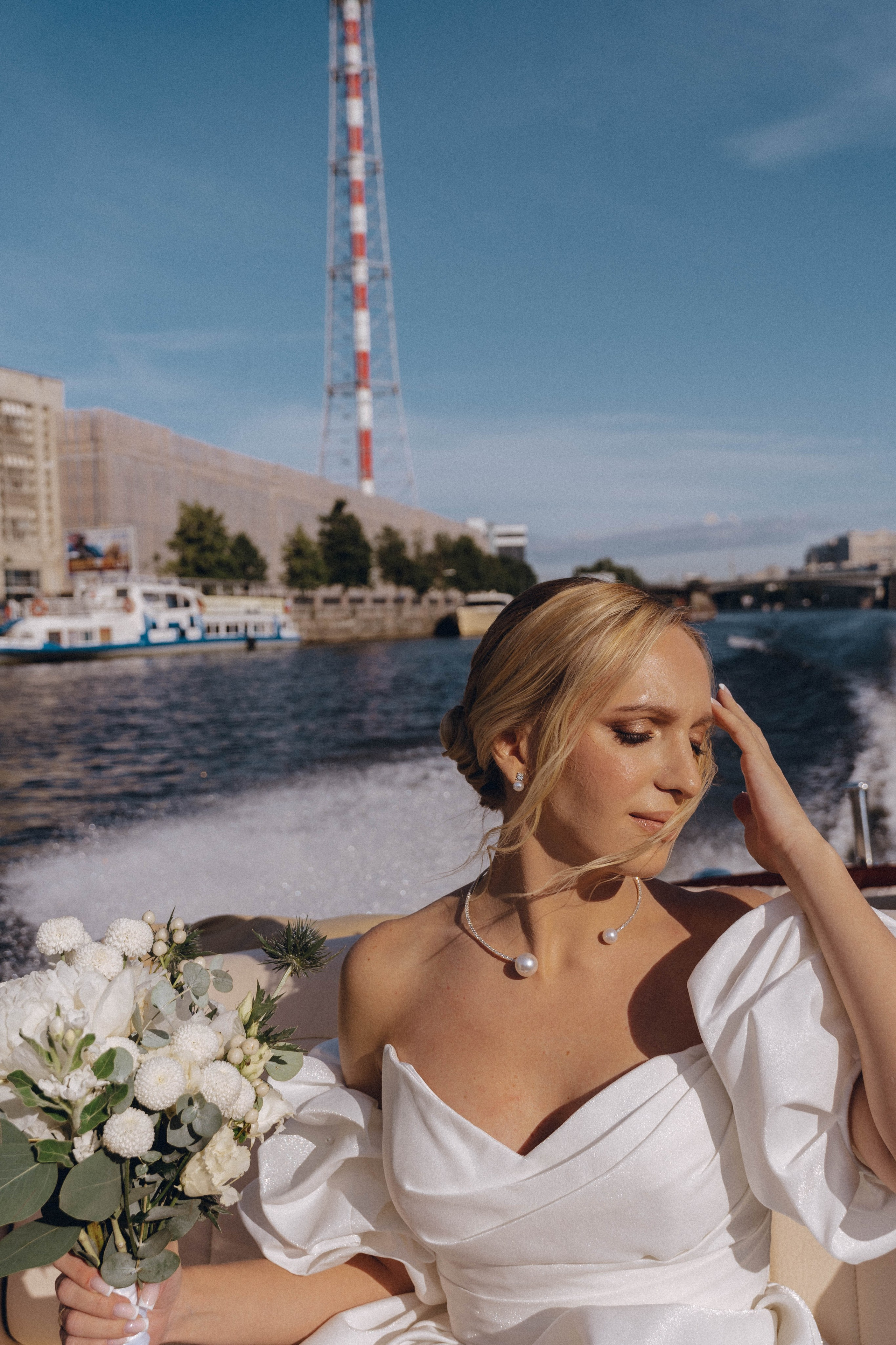 СВАДЕНБНАЯ СЬЕМКА НА КАТЕРЕ ПО КАНАЛАМ САНКТ-ПЕТЕРБУРГА И В АКВАТОРИИ НЕВЫ. Профессиональный фотограф, Санкт-Петербург — Виктория Богомолова