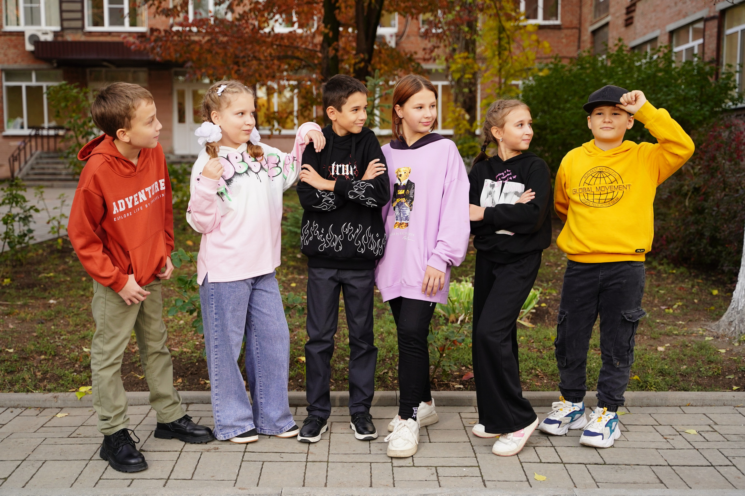 Фото с другом. MEMENTO.Выпускные альбомы, школьные, юбилейные и другие книги. Ростов-на-Дону