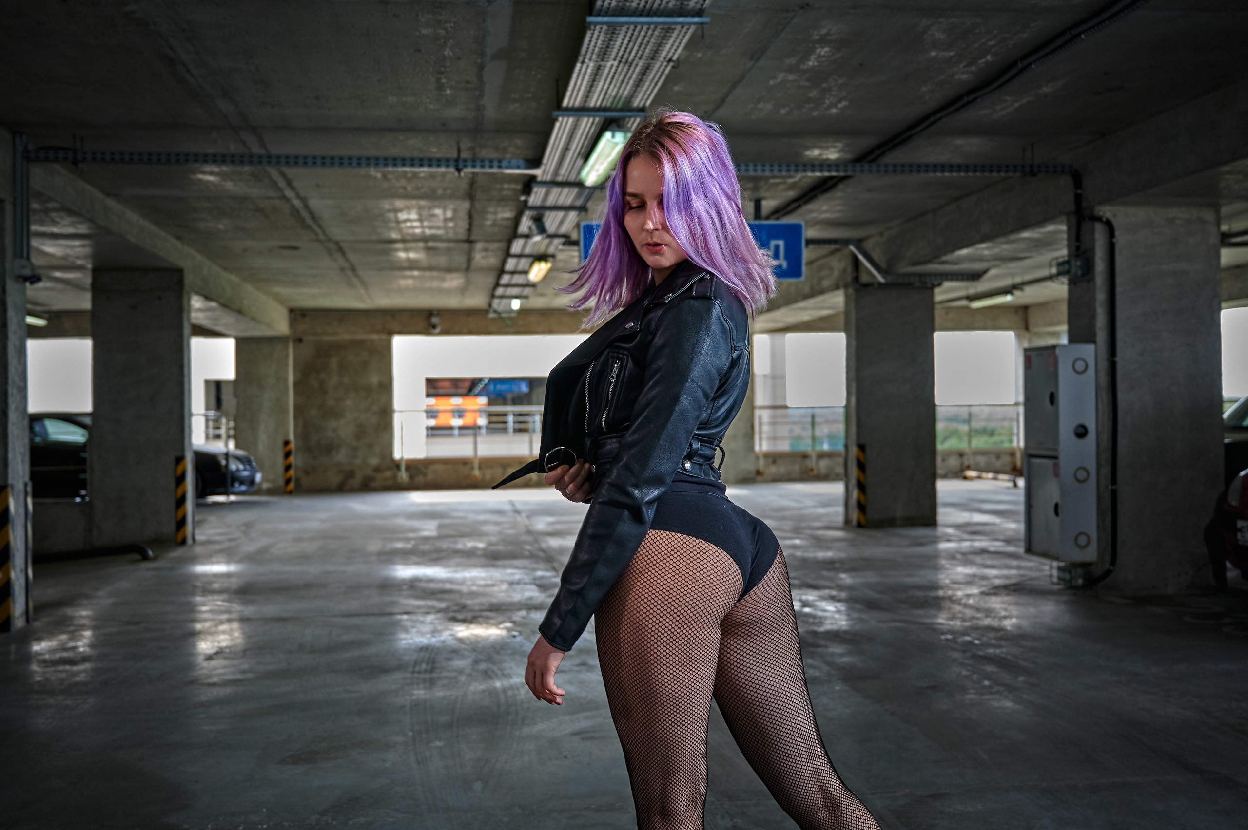 Тая в фотосессии на белом фоне и на парковке. Спортивный фитнес фотограф Алексей Нестеров