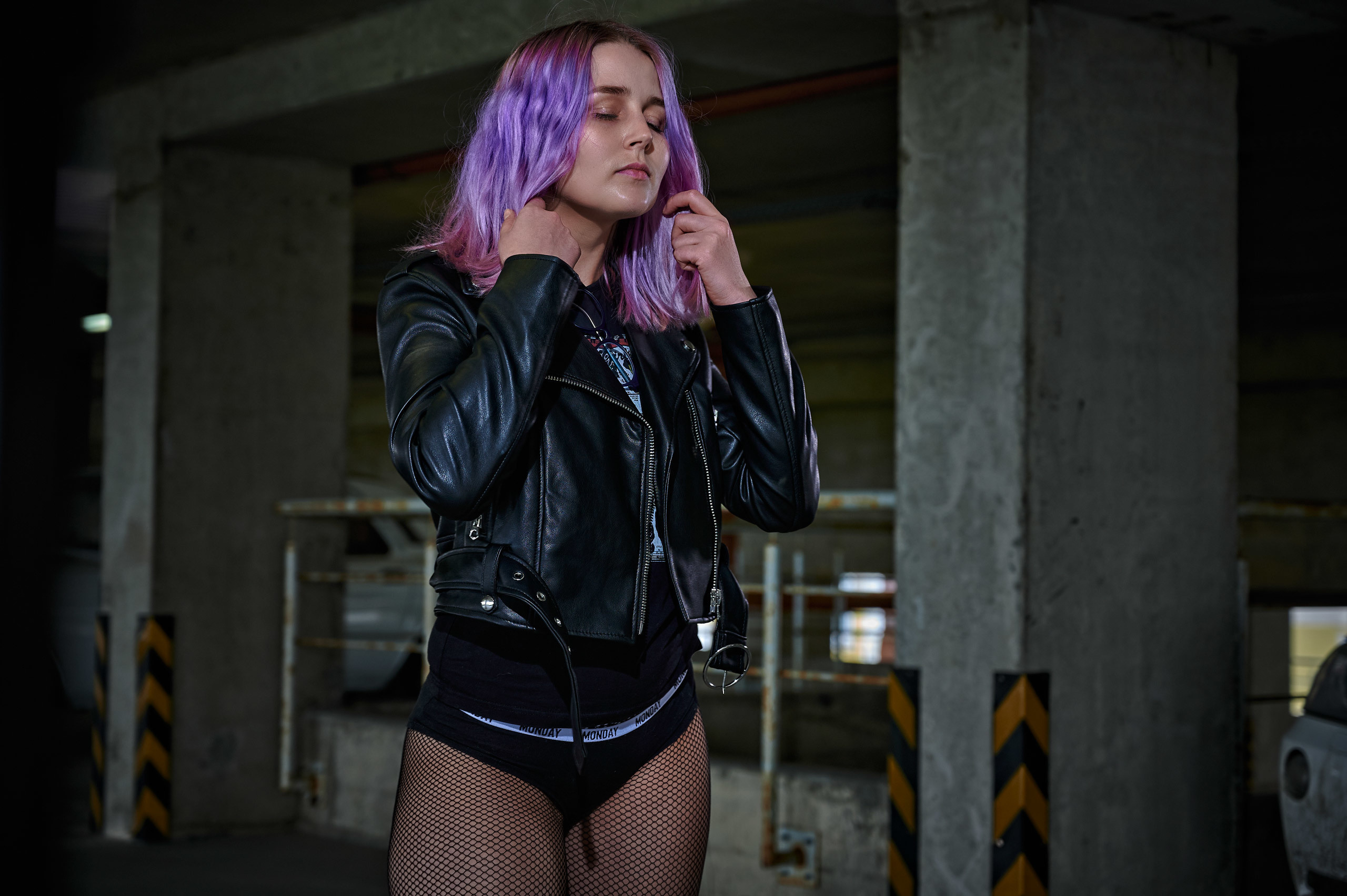 Тая в фотосессии на белом фоне и на парковке. Спортивный фитнес фотограф Алексей Нестеров