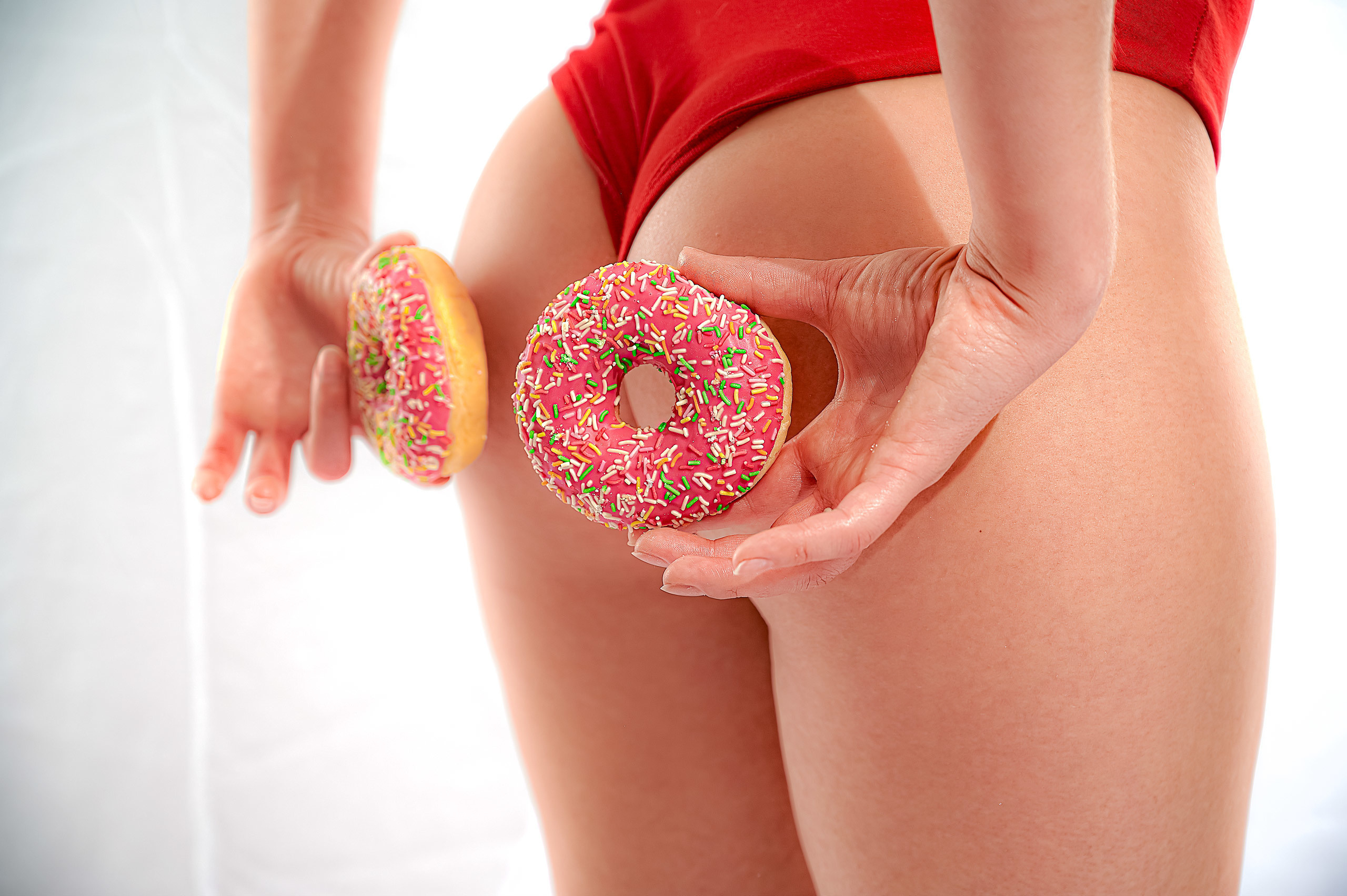 Тая в фотосессии на белом фоне и на парковке. Спортивный фитнес фотограф Алексей Нестеров