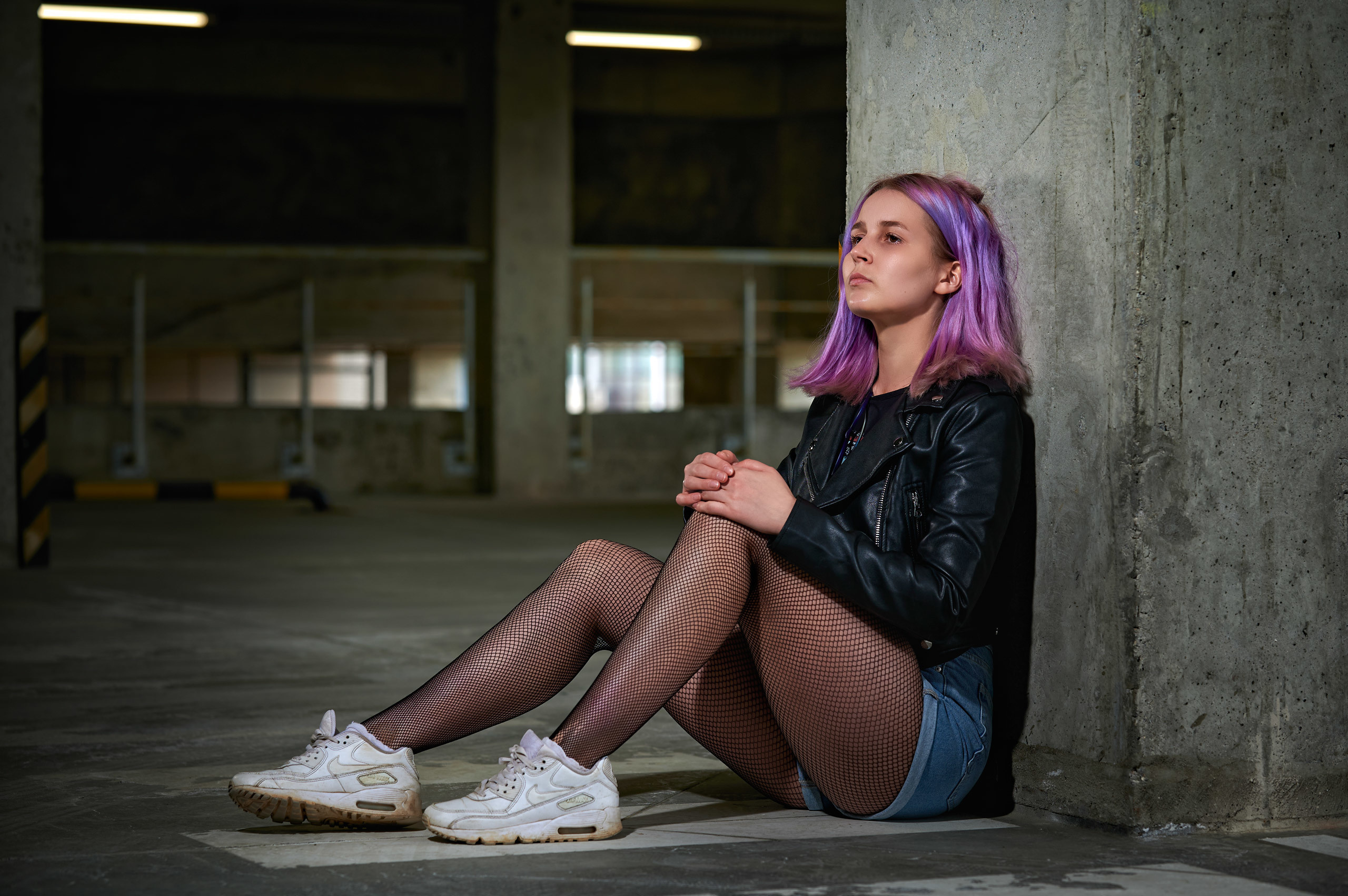 Тая в фотосессии на белом фоне и на парковке. Спортивный фитнес фотограф Алексей Нестеров