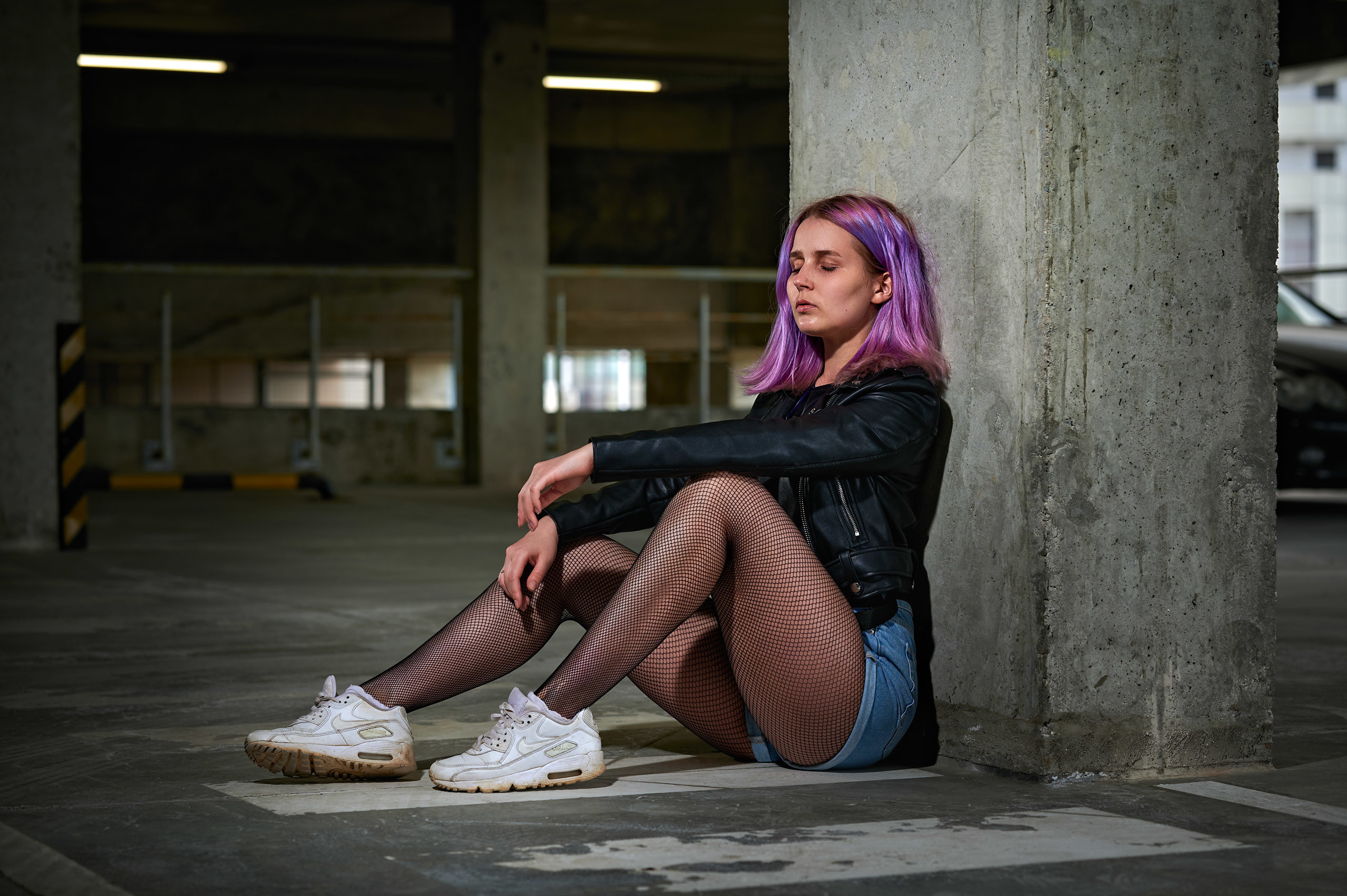 Тая в фотосессии на белом фоне и на парковке. Спортивный фитнес фотограф Алексей Нестеров