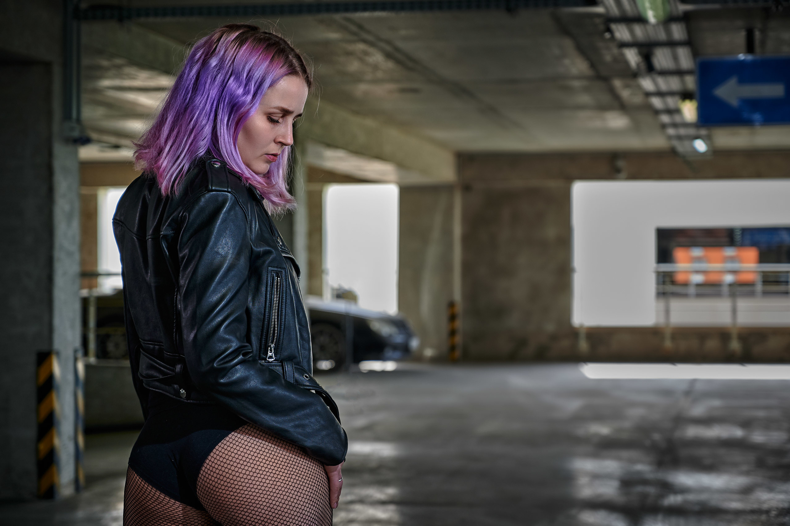 Тая в фотосессии на белом фоне и на парковке. Спортивный фитнес фотограф Алексей Нестеров