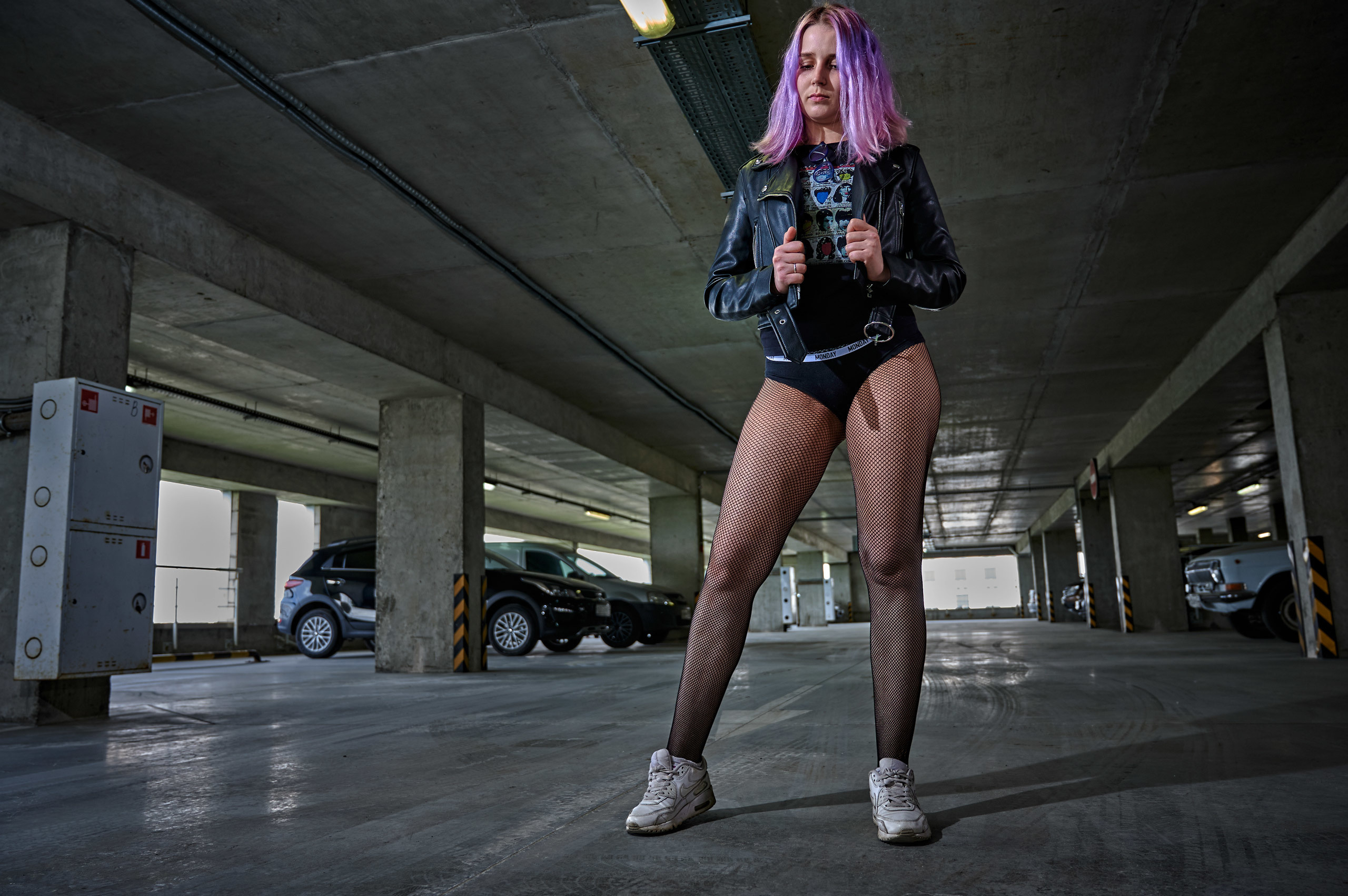 Тая в фотосессии на белом фоне и на парковке. Спортивный фитнес фотограф Алексей Нестеров