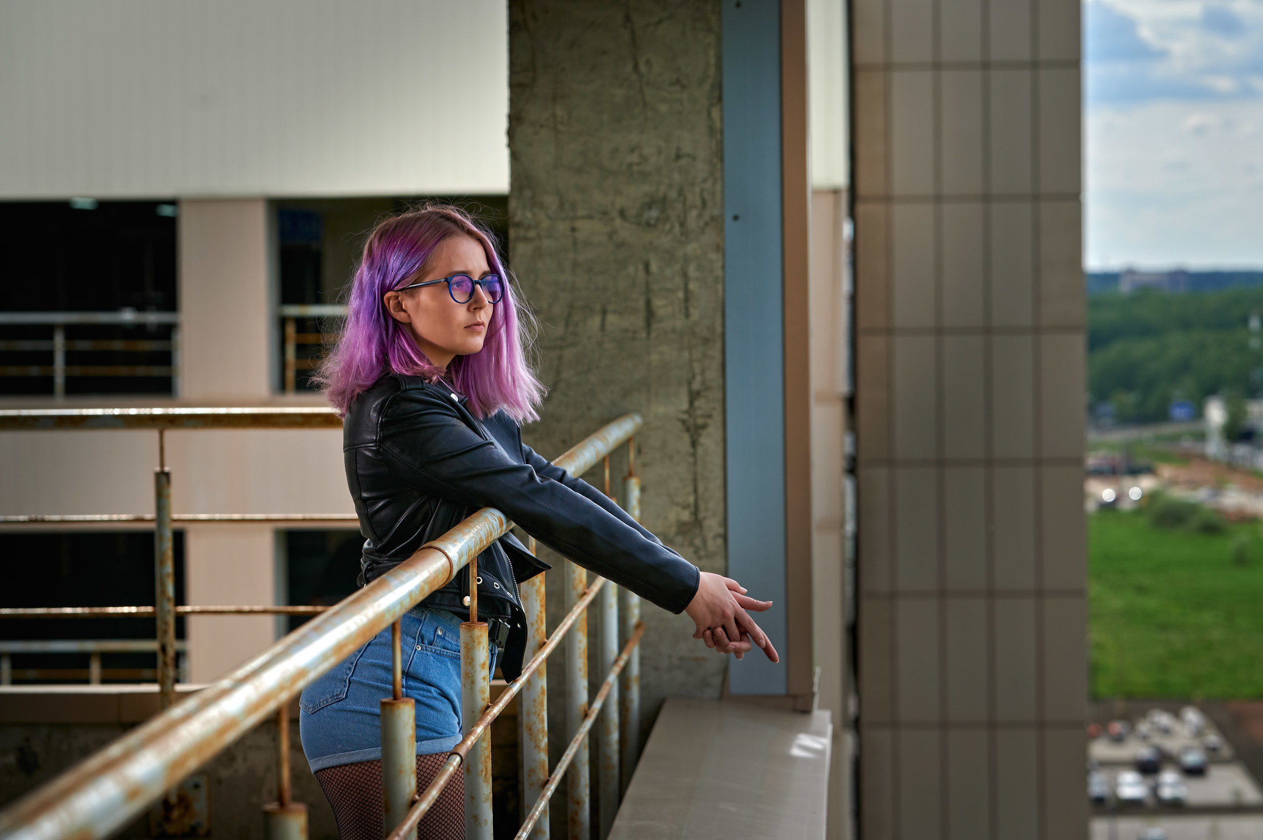 Тая в фотосессии на белом фоне и на парковке. Спортивный фитнес фотограф Алексей Нестеров