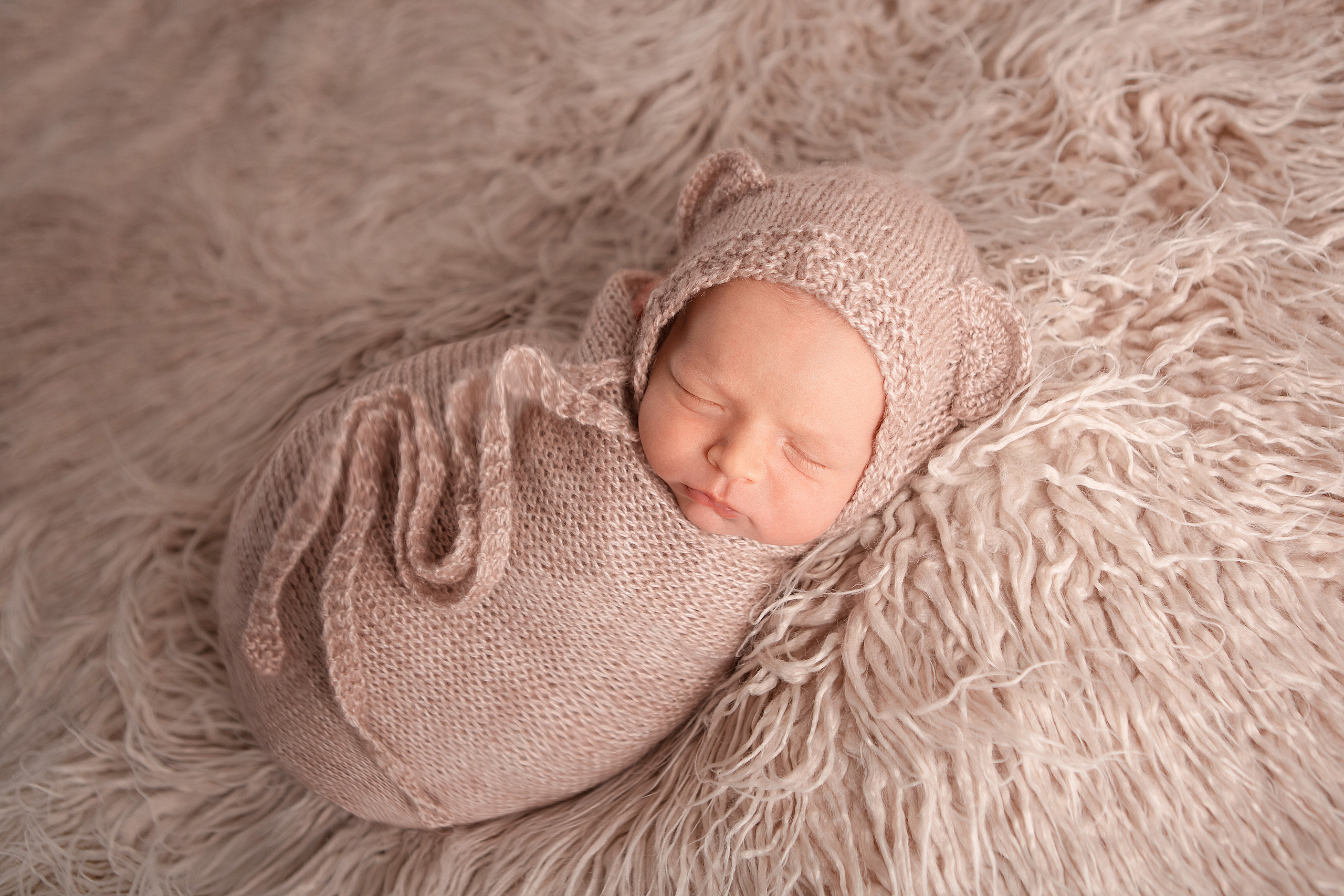 новорожденный малыш в шапочке с ушками