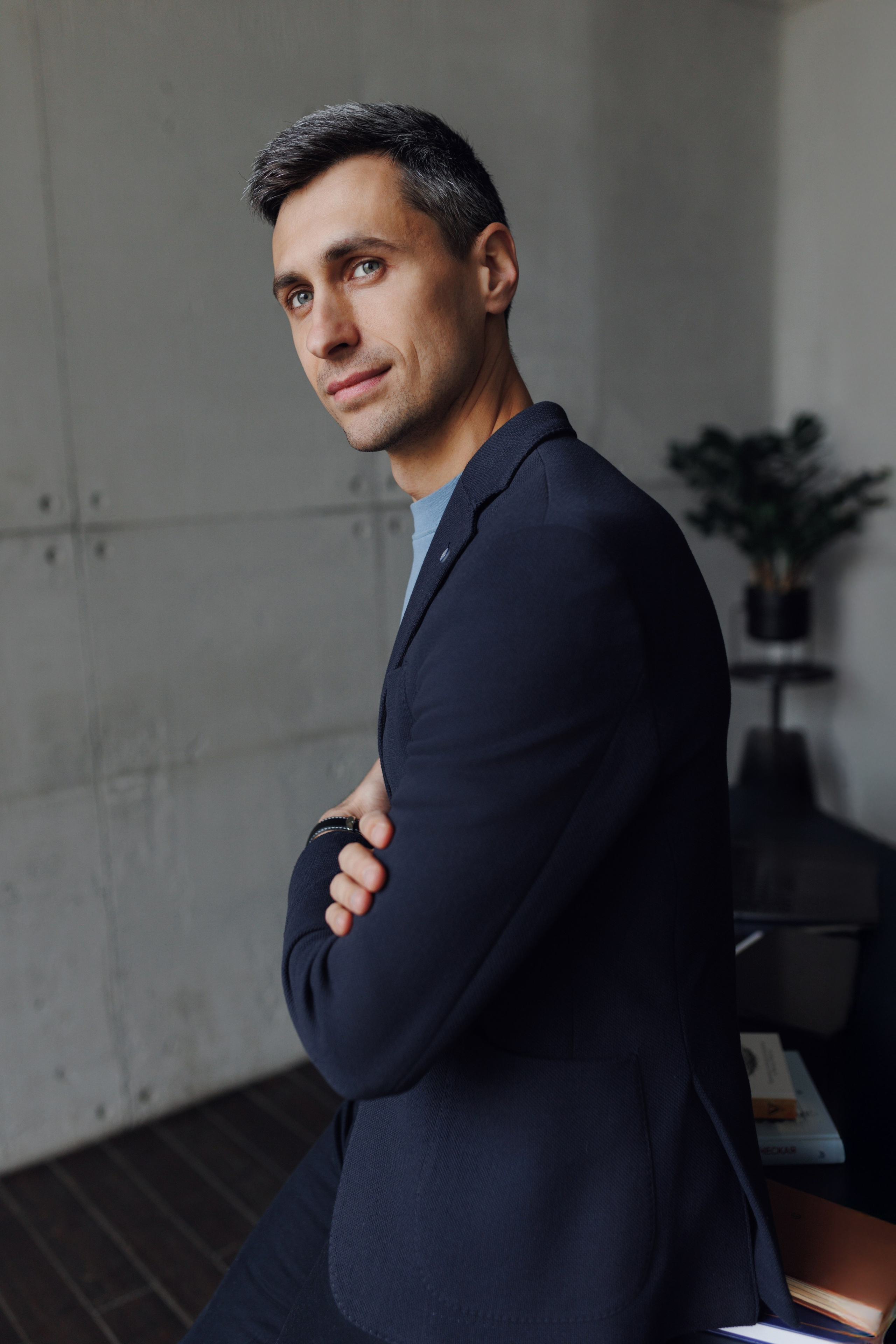 Задумчивый портрет бизнесмена вполоборота. Естественное освещение и глубокая эмоция в кадре.