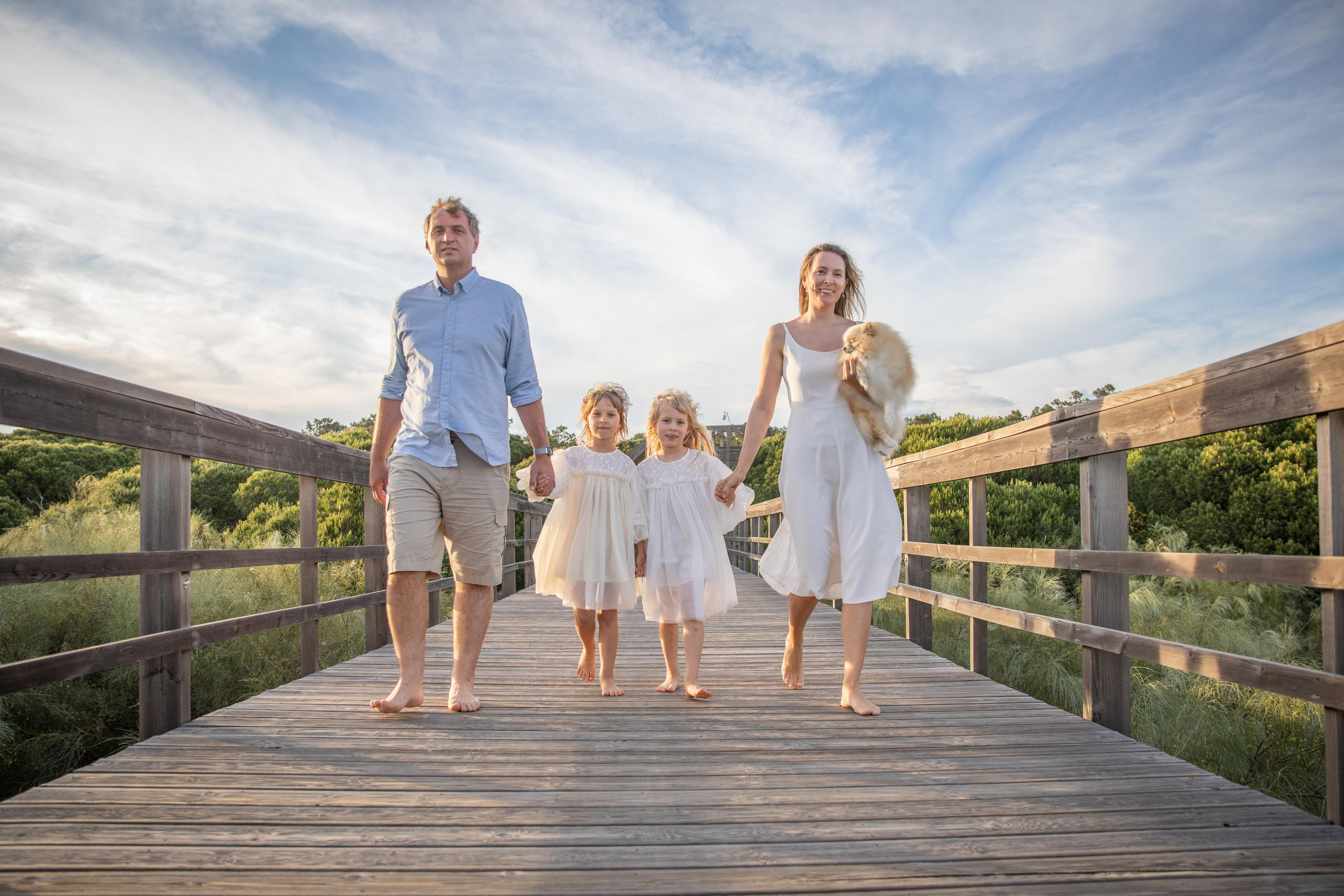 Family on the ocean. Professional Photographer in Portugal. Oksana Lomnova