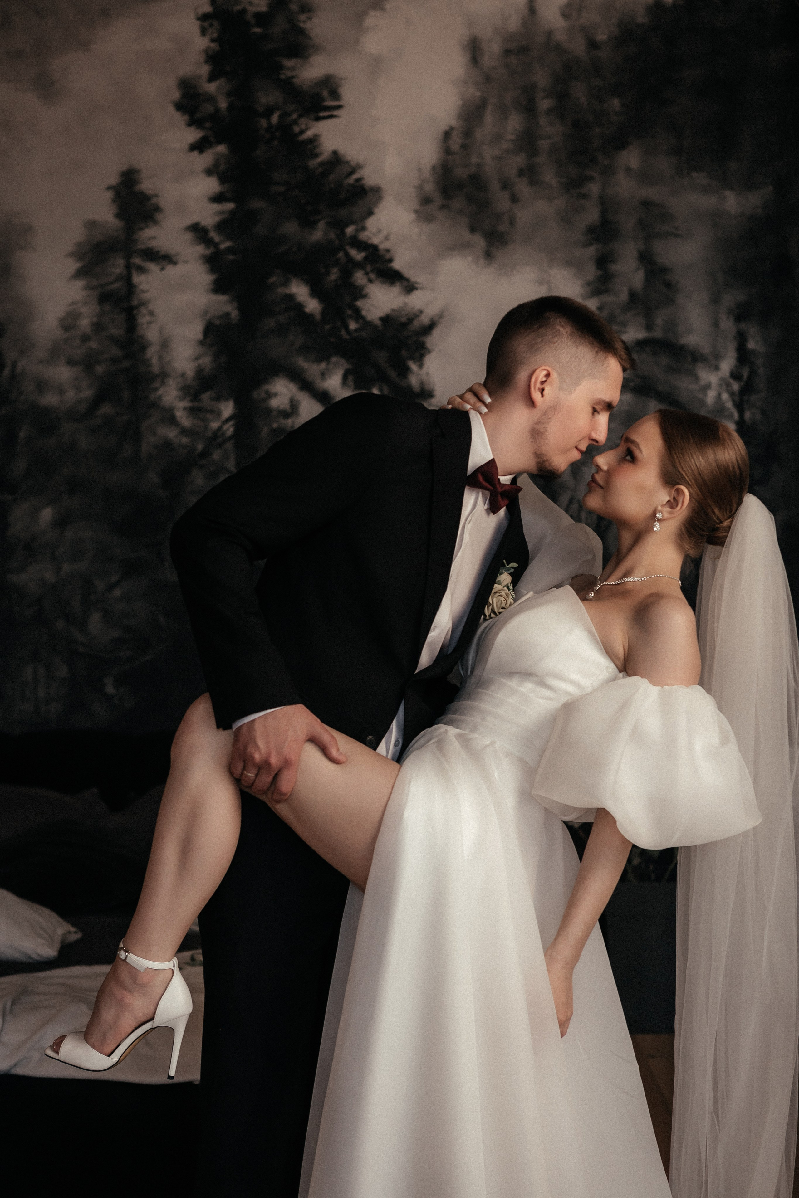 Помощь молодоженам в позировании 