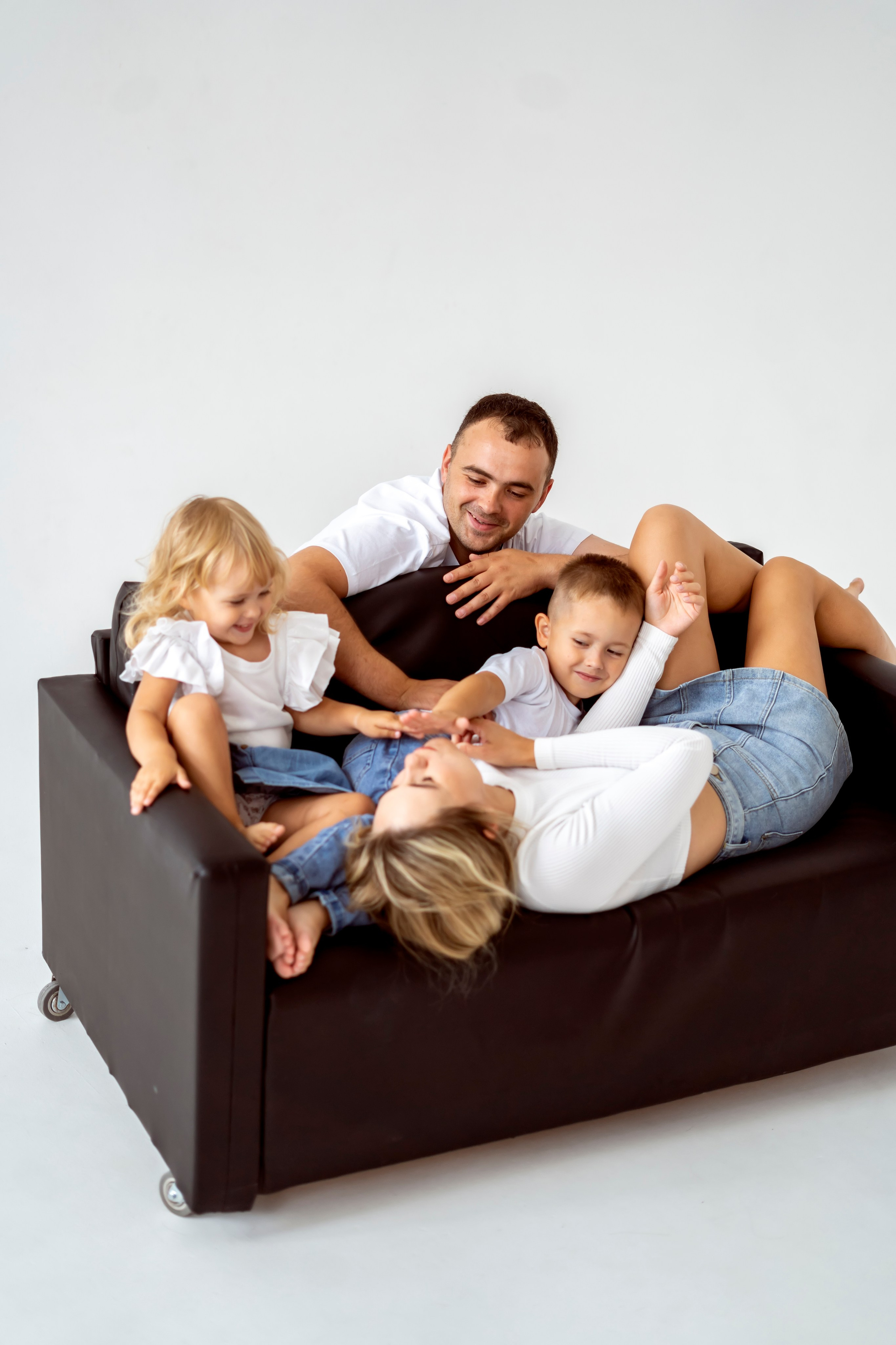 Семейная съёмка на циклораме. Семейный и детский фотограф в Хабаровске Анна Гриневич