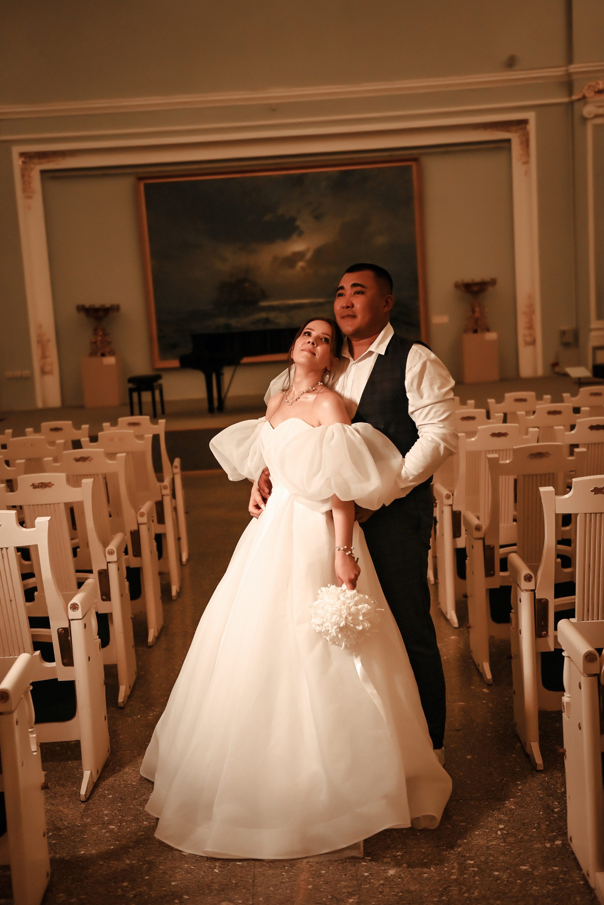 Небольшая свадебная серия в музее и прогулкой под дождем Эльмиры и Ризата. Свадебный, семейный, детский, контент фотограф в Омске Максим Ильин