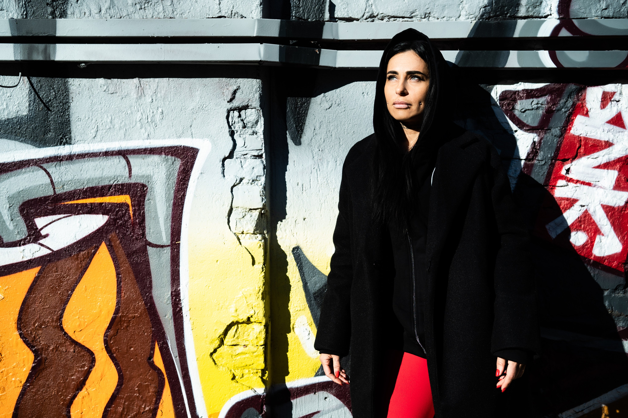 Портрет девушки на фоне стены с граффити