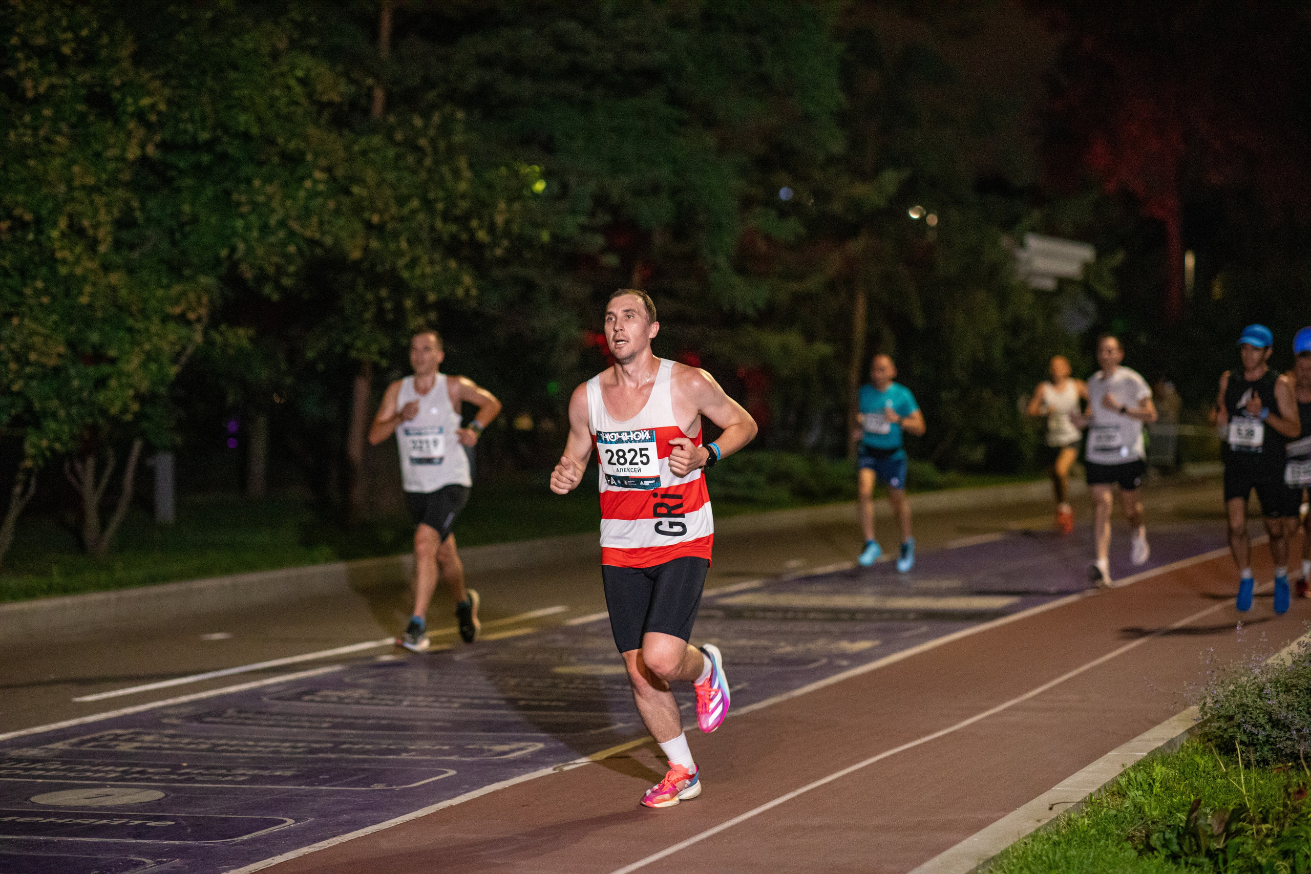 Ночной забег в ленте фотографий бегунов 03.08.24. Фотограф Сергей Ловкий
