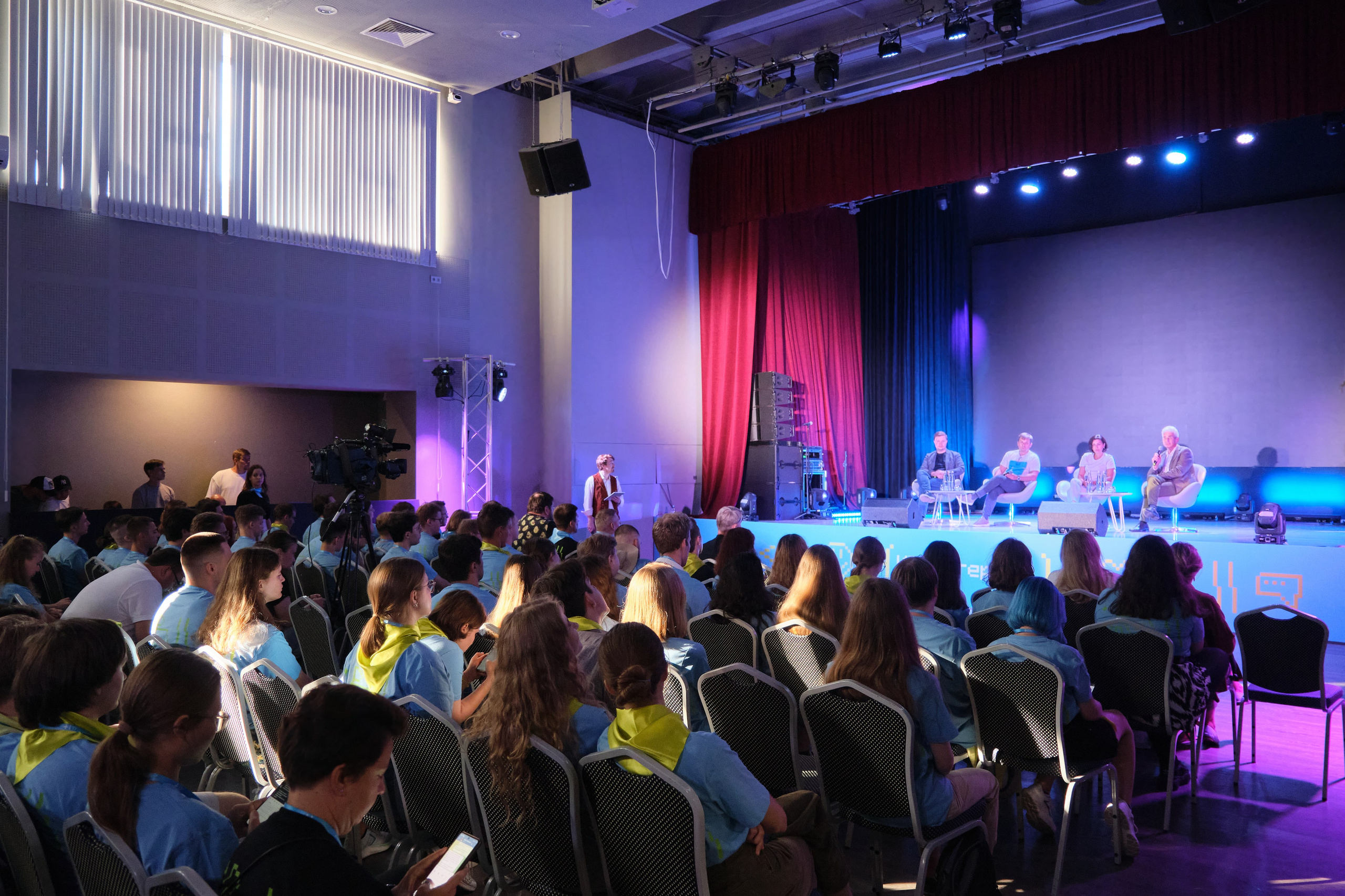 Видеосъемка проектов, промо мероприятий, гала встреч, видеосъемка выставок и видеосъемка форумов. Фотосъемка выставок, мероприятий, форумов