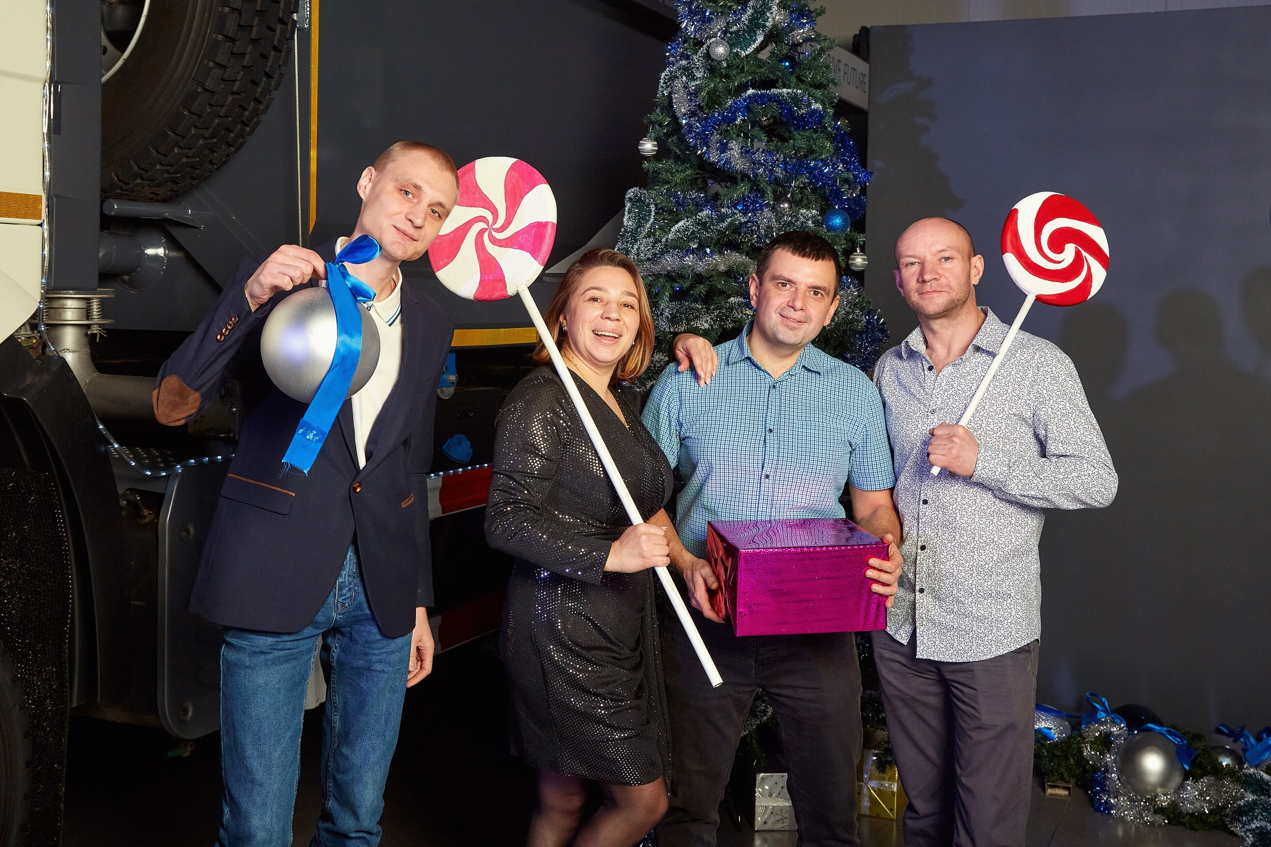 Транс-Инвест / Новогодний корпоратив на территории автосалона. Антон Артюшин, портретный фотограф. Москва