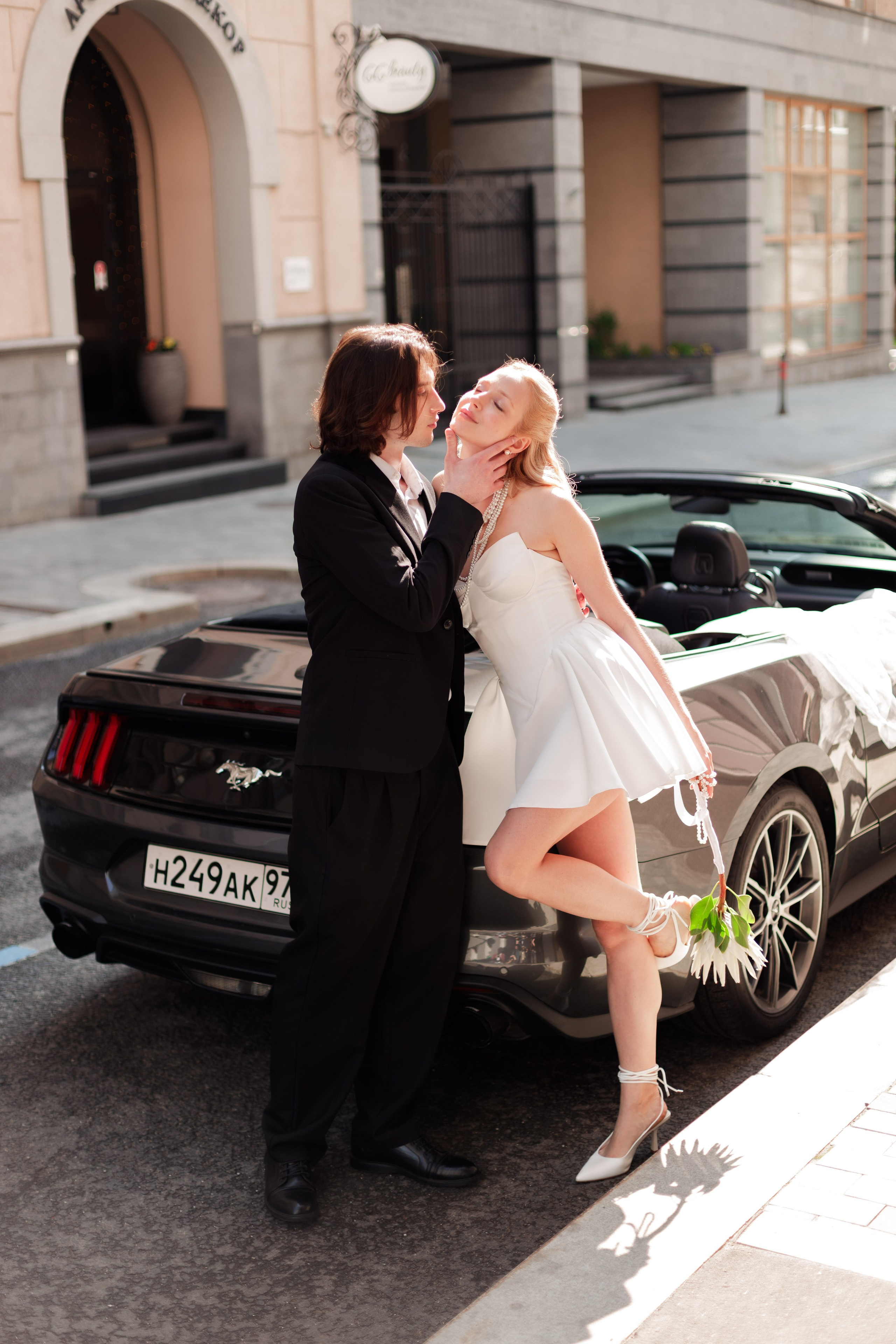 Свадебная фотосессия с автомобилем в центре Москвы, фотограф свадьбам Москва