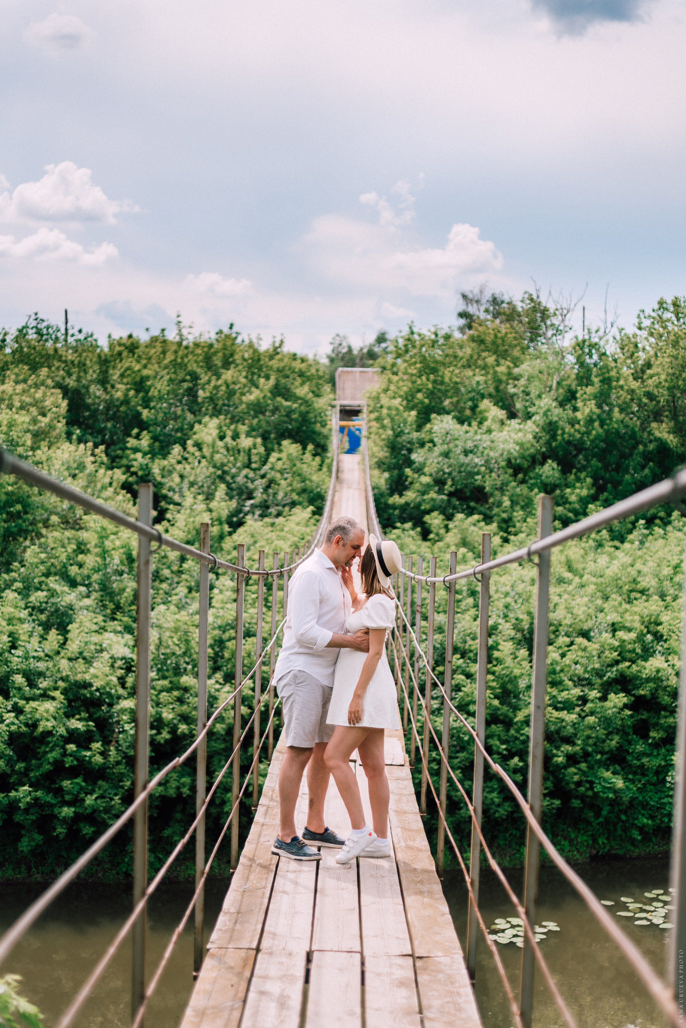 беременная девушка на мосту