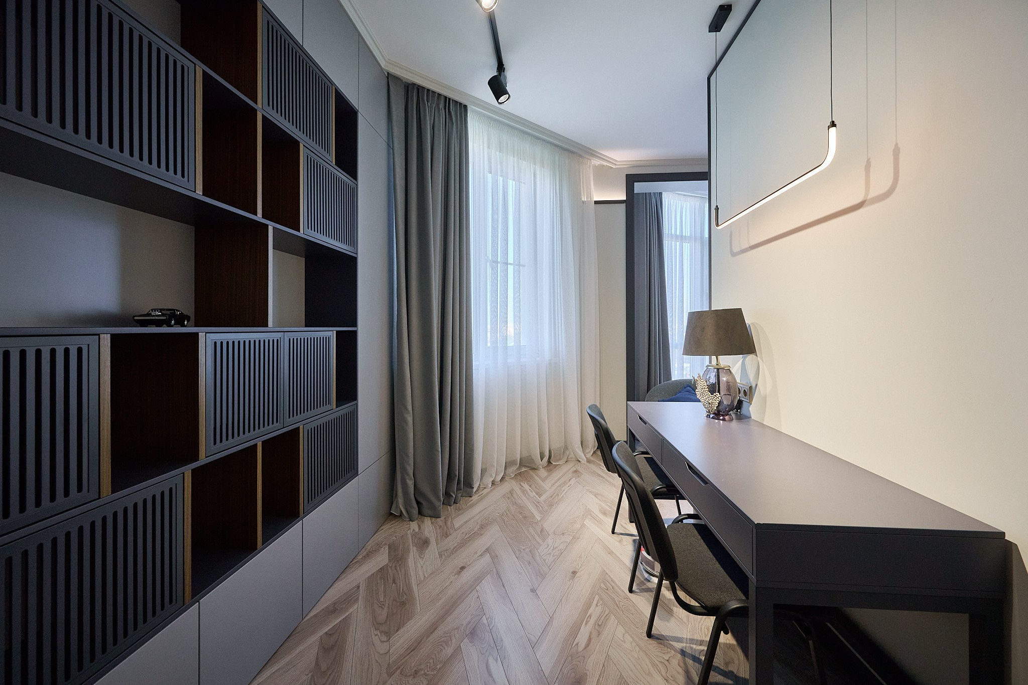 комната с черными шкафами  черным шкафом и светлыми шторами 