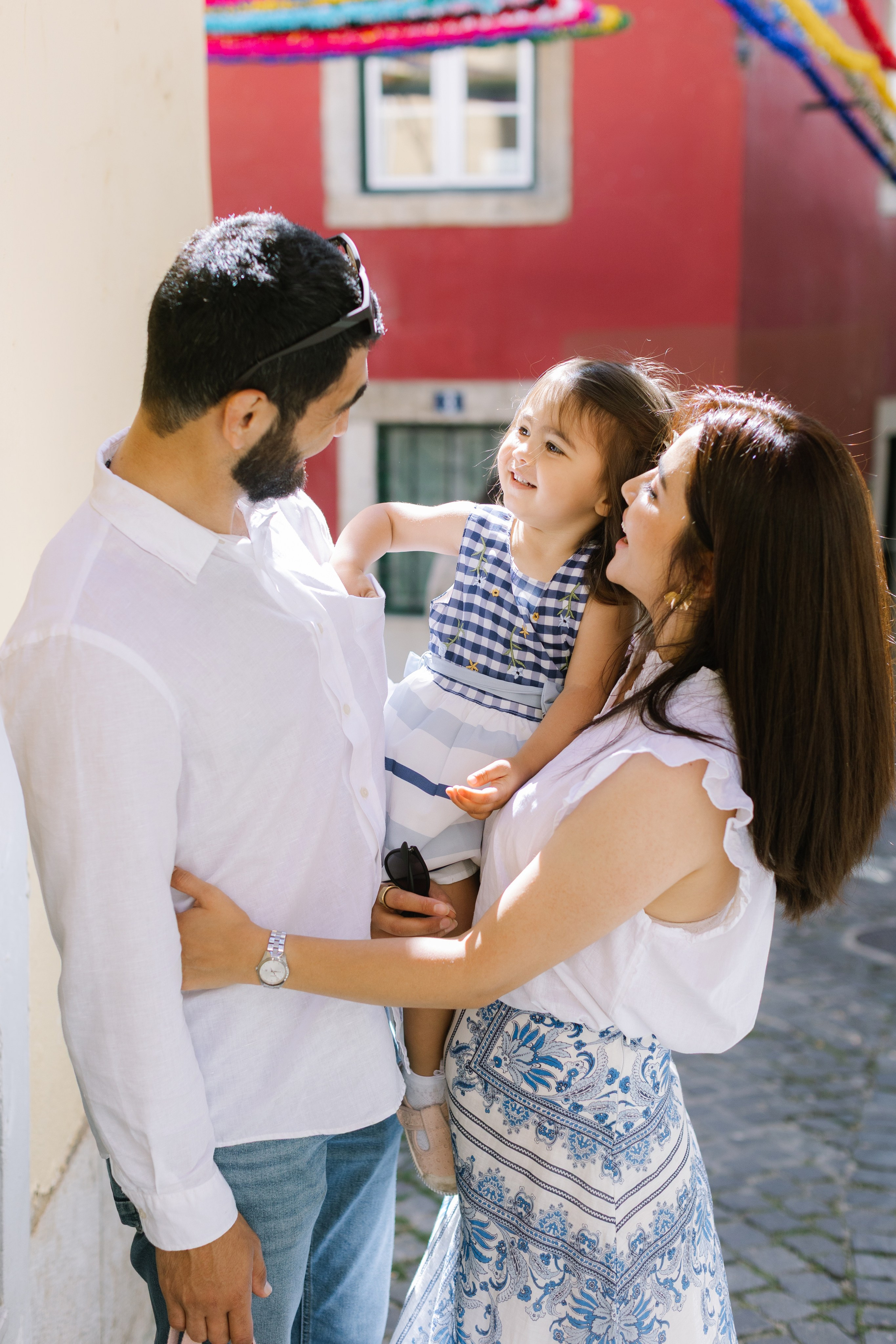 Family photo shoot on the streets of alfama. Свадебный и женский фотограф в Лиссабоне Яковлева Ольга