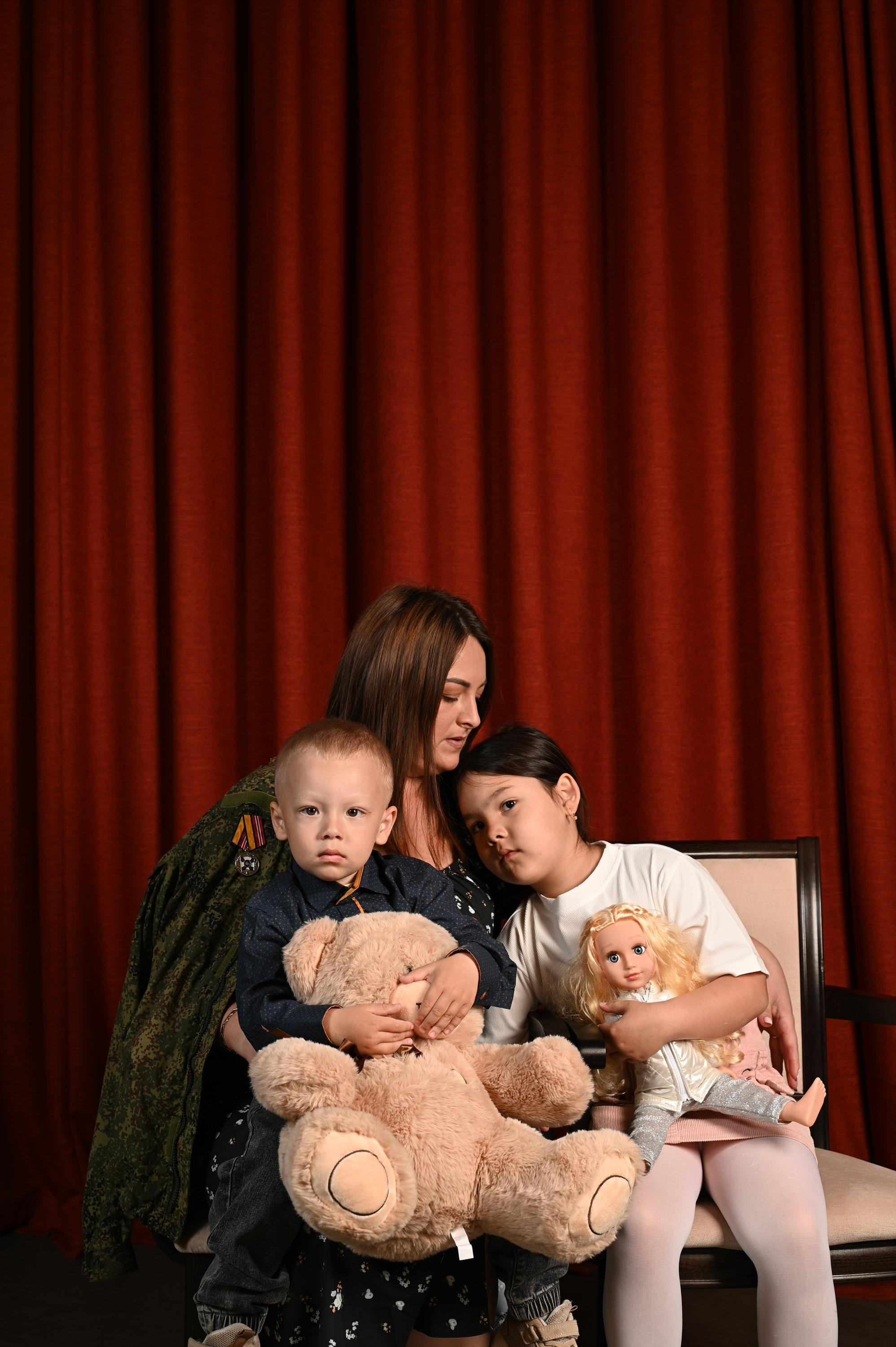 Фотовыставка про семьи героев СВО. Фотопортреты в Казани  фотограф Олег Каракулов