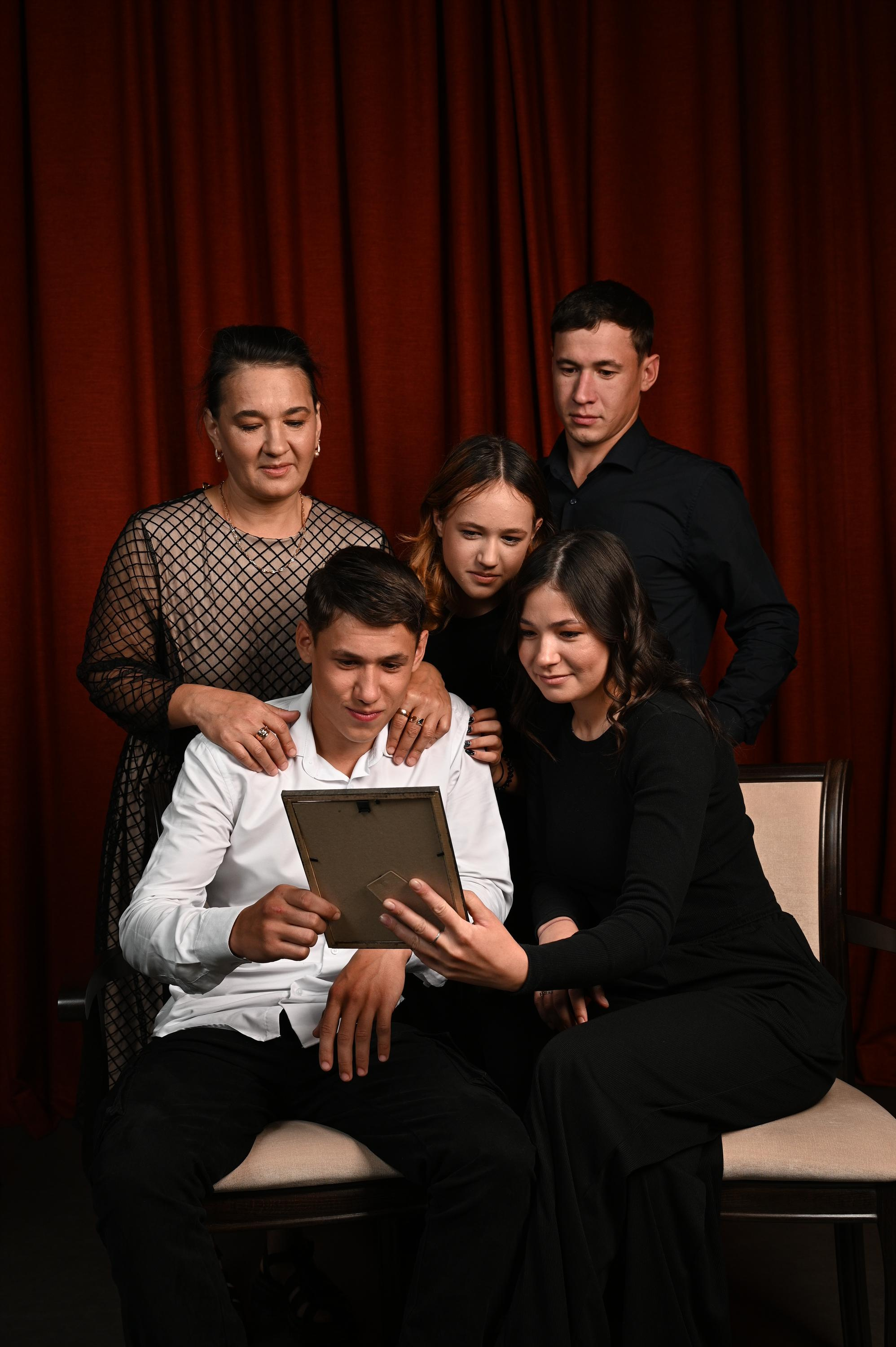 Фотовыставка про семьи героев СВО. Фотопортреты в Казани  фотограф Олег Каракулов