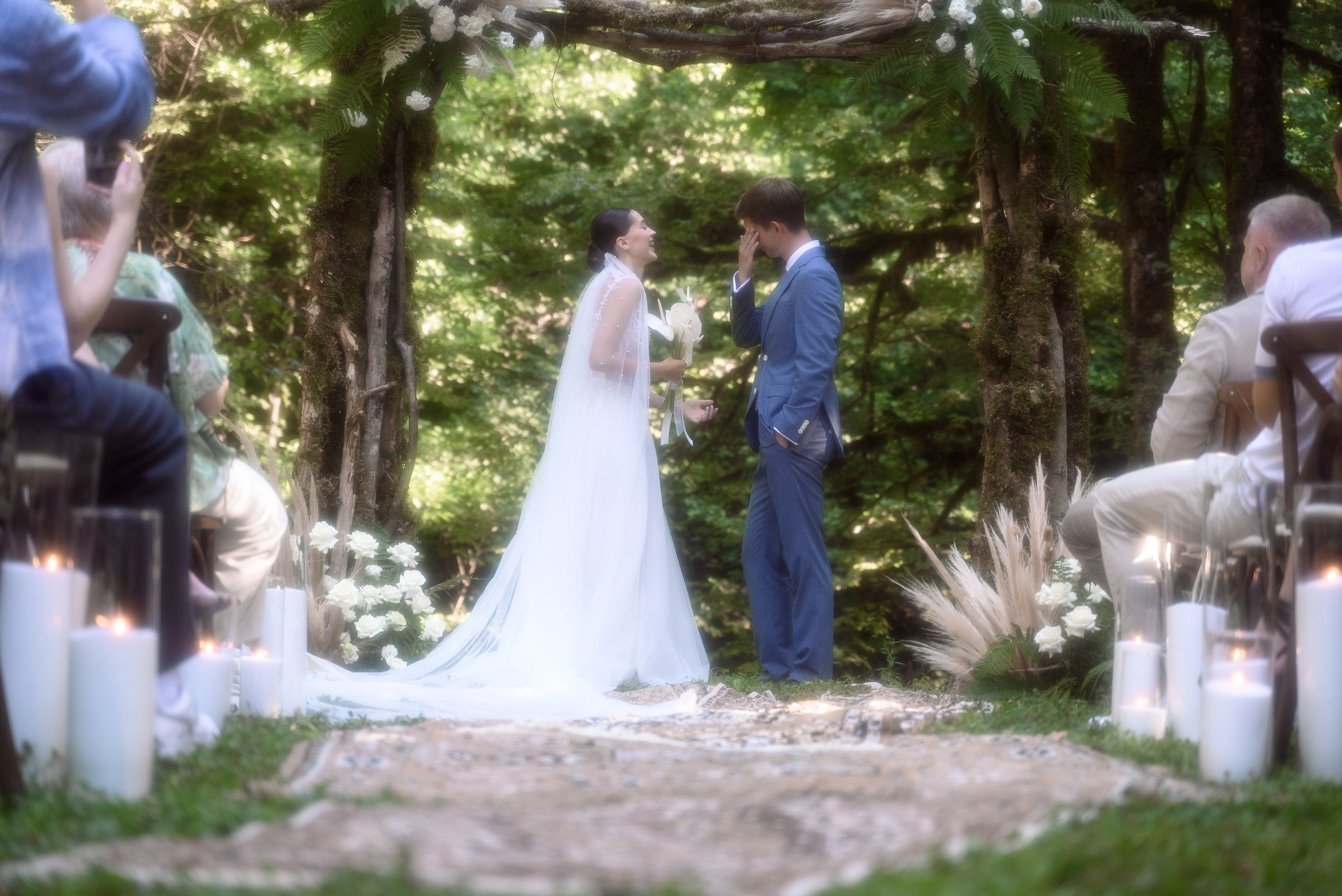 Молодожены наслаждаются своей свадебной фотосессией в глэмпинге Енот, где свадьба проходит в уникальном природном окружении в Сочи