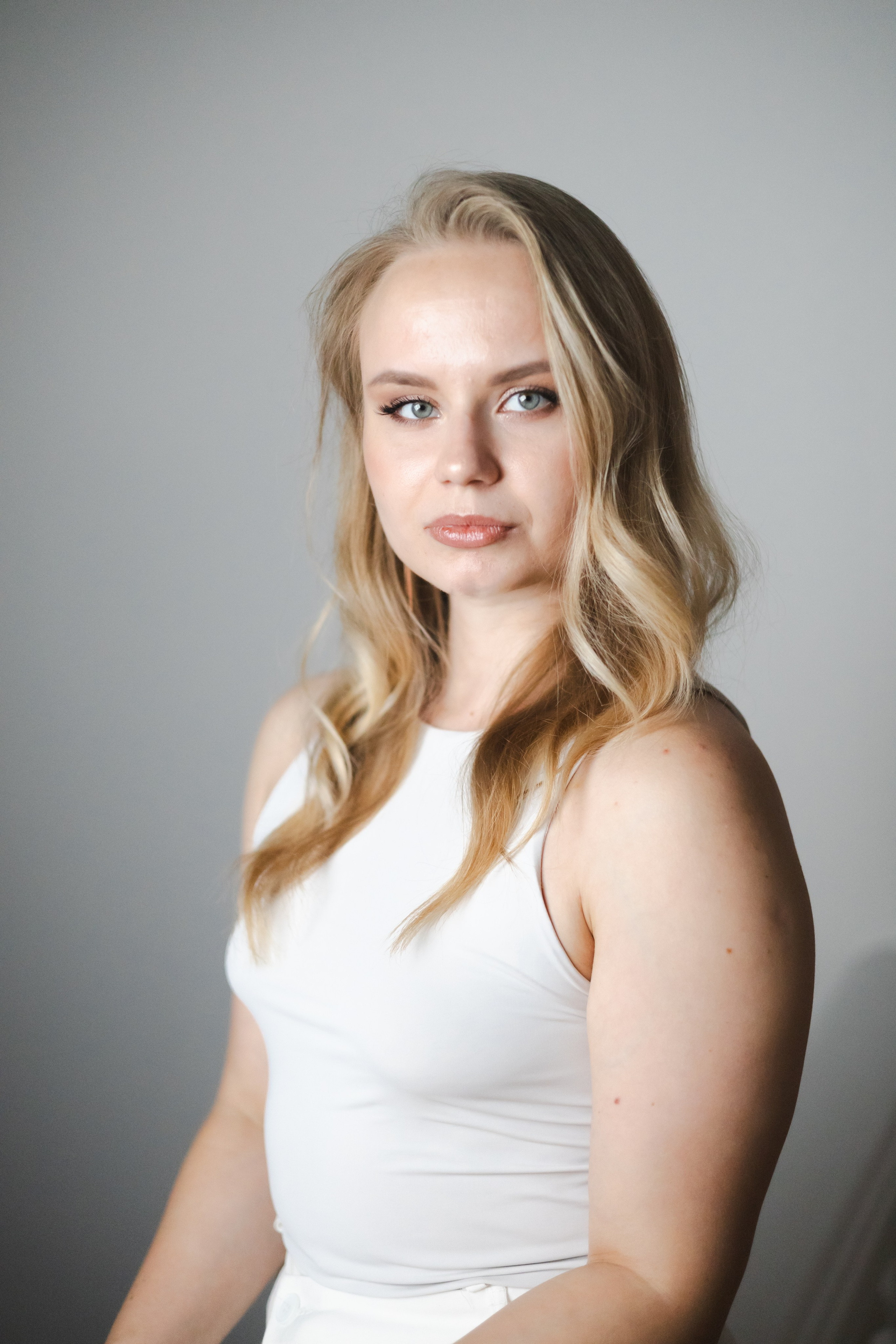 ЖЕНСКИЕ ПОРТРЕТЫ СТУДИЯ 2025. Фотограф Красноярск съемки лавстори, фотосессия в студии, портретная съемка, творческие фотосессии