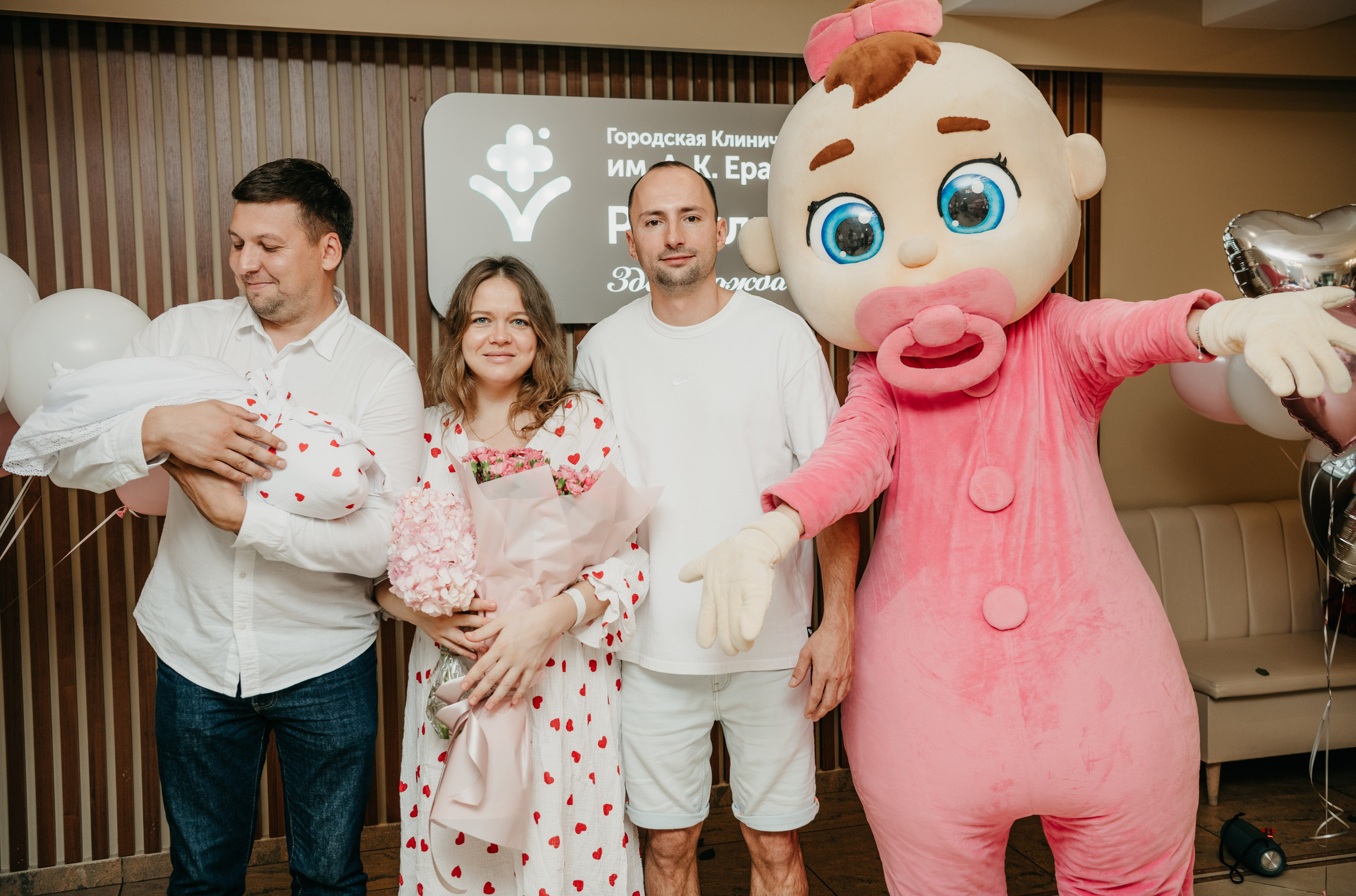 Выписка Софии в ГКБ Ерамишанцева. Фотограф на выписку из роддома в Москве и МО