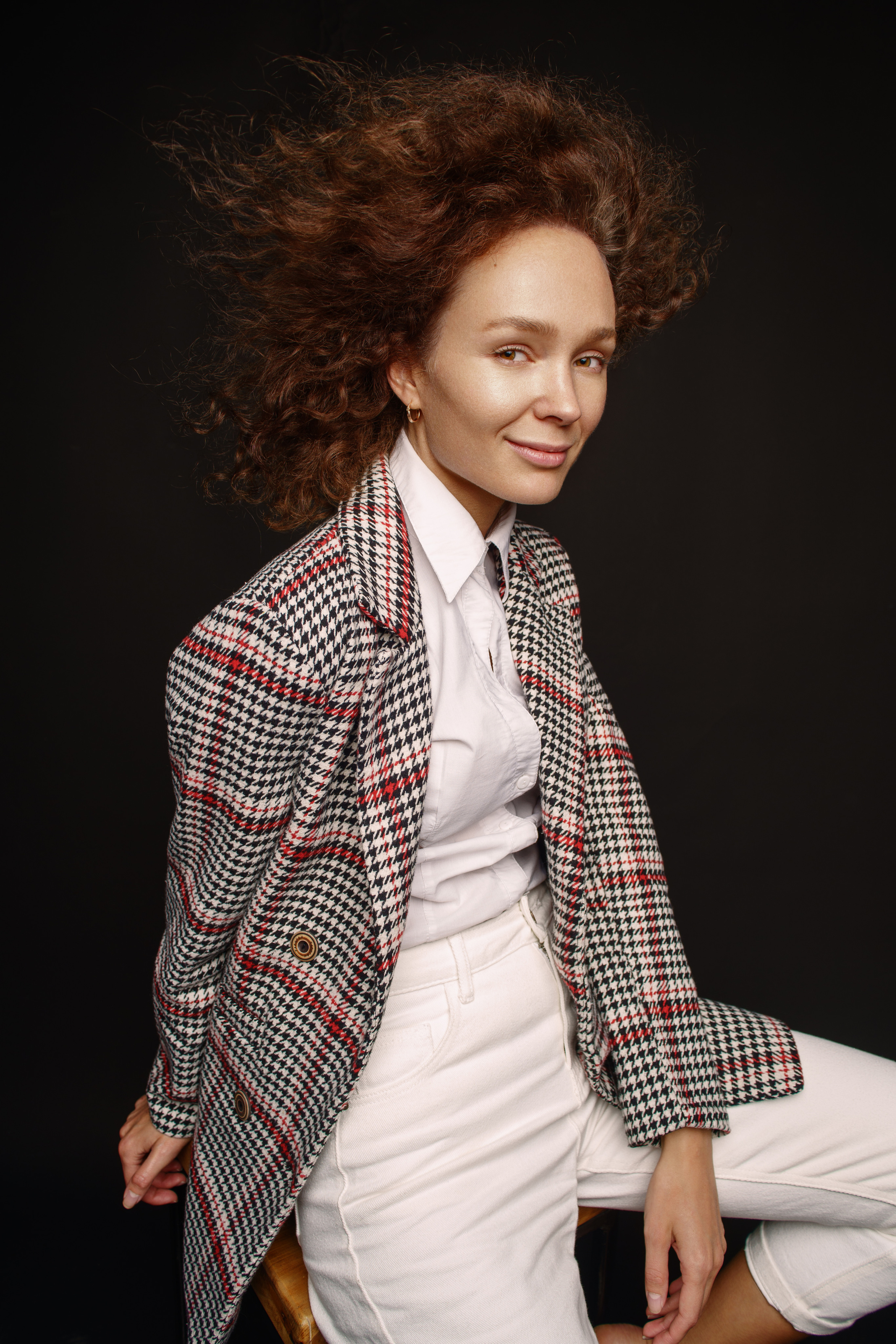 Фотодень в студии на черном фоне в Архангельске