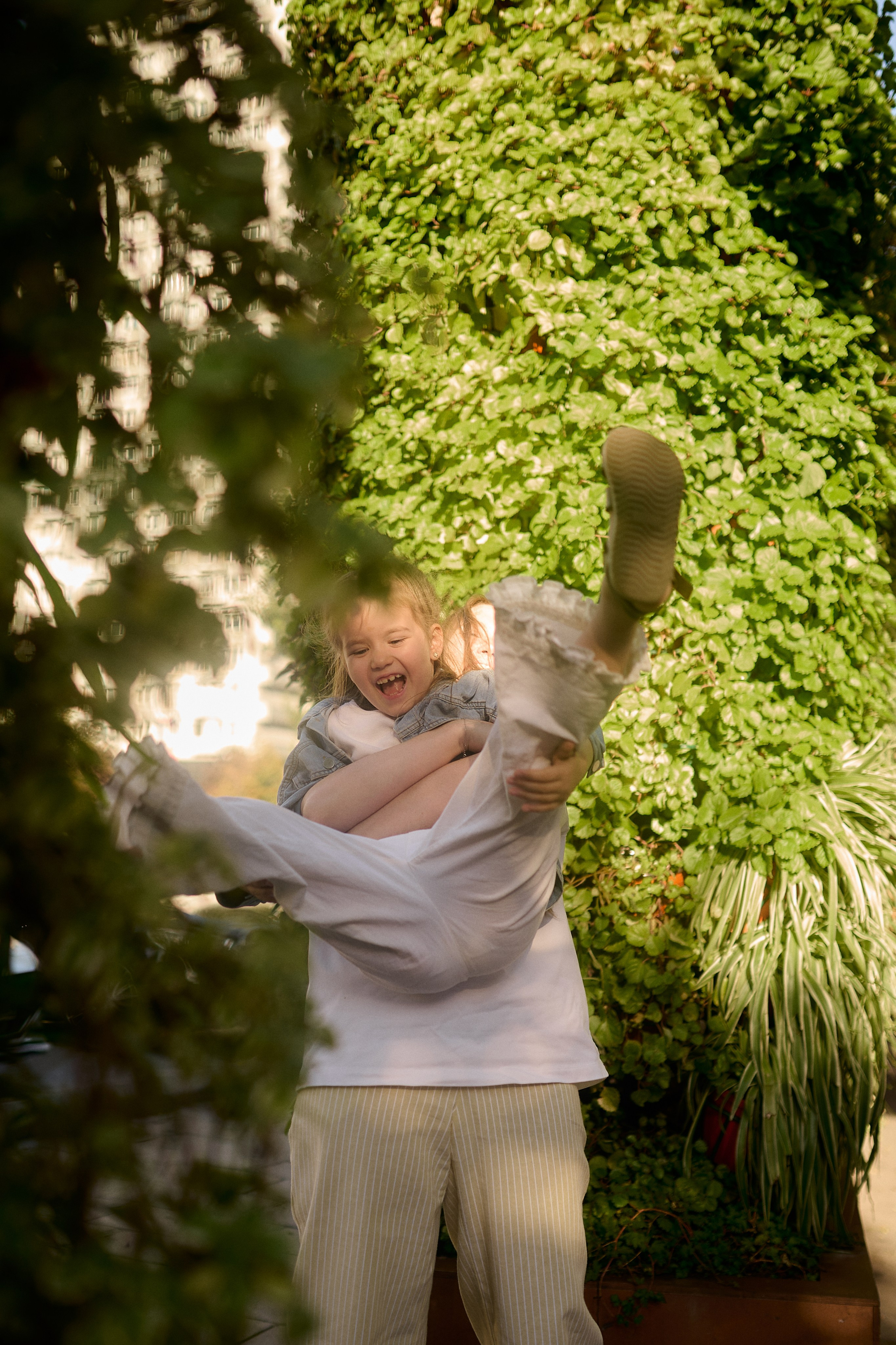 Катя и Ника. Прогулка по Новому Арбату. Семейный и свадебный lifestyle-фотограф в Москве Мария Петрова