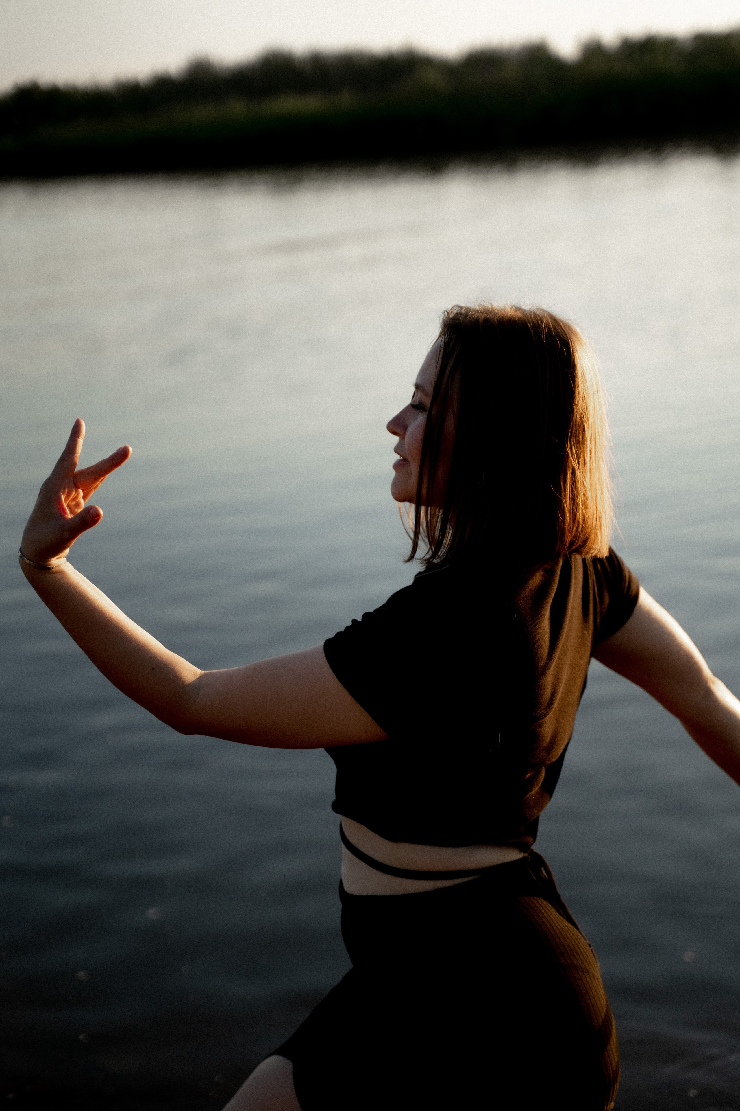 Девушки на берегу