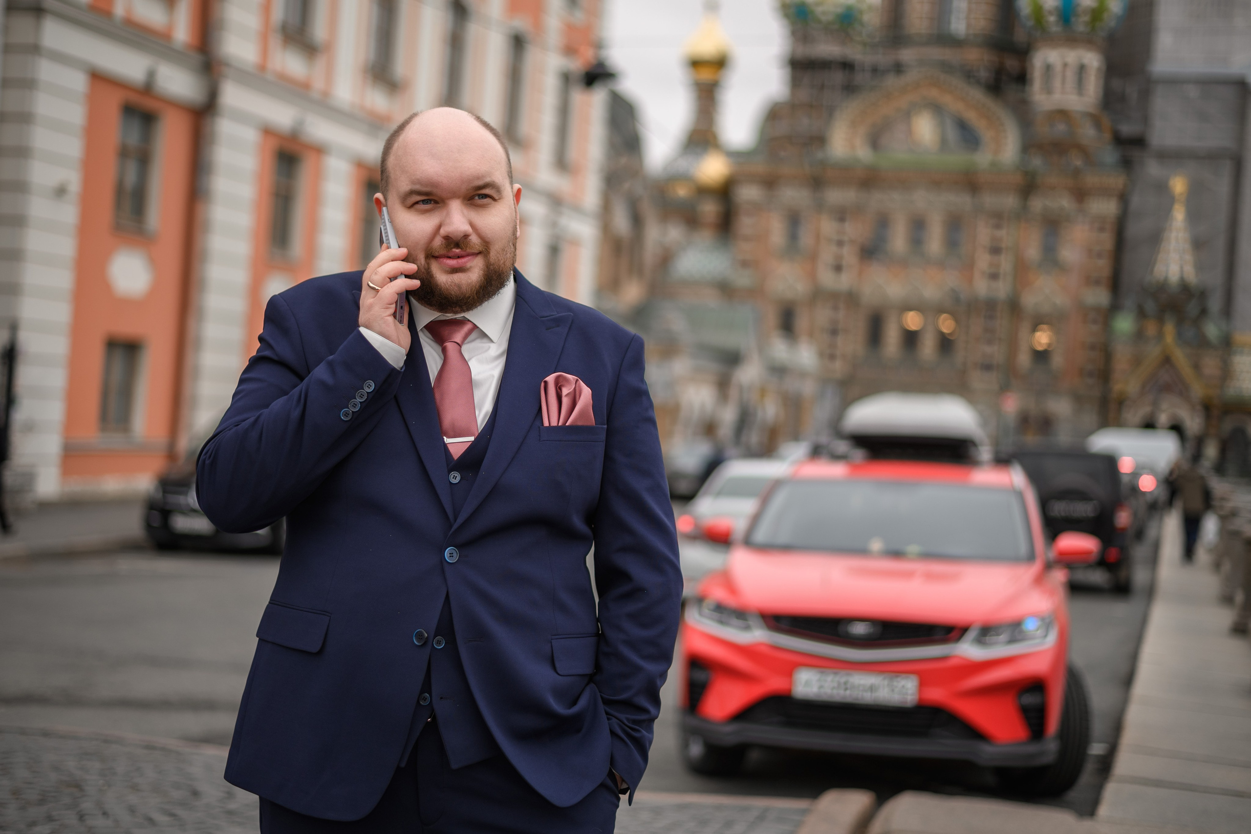 Портрет счастливого жениха на свадебной фотосессии в Петербурге.