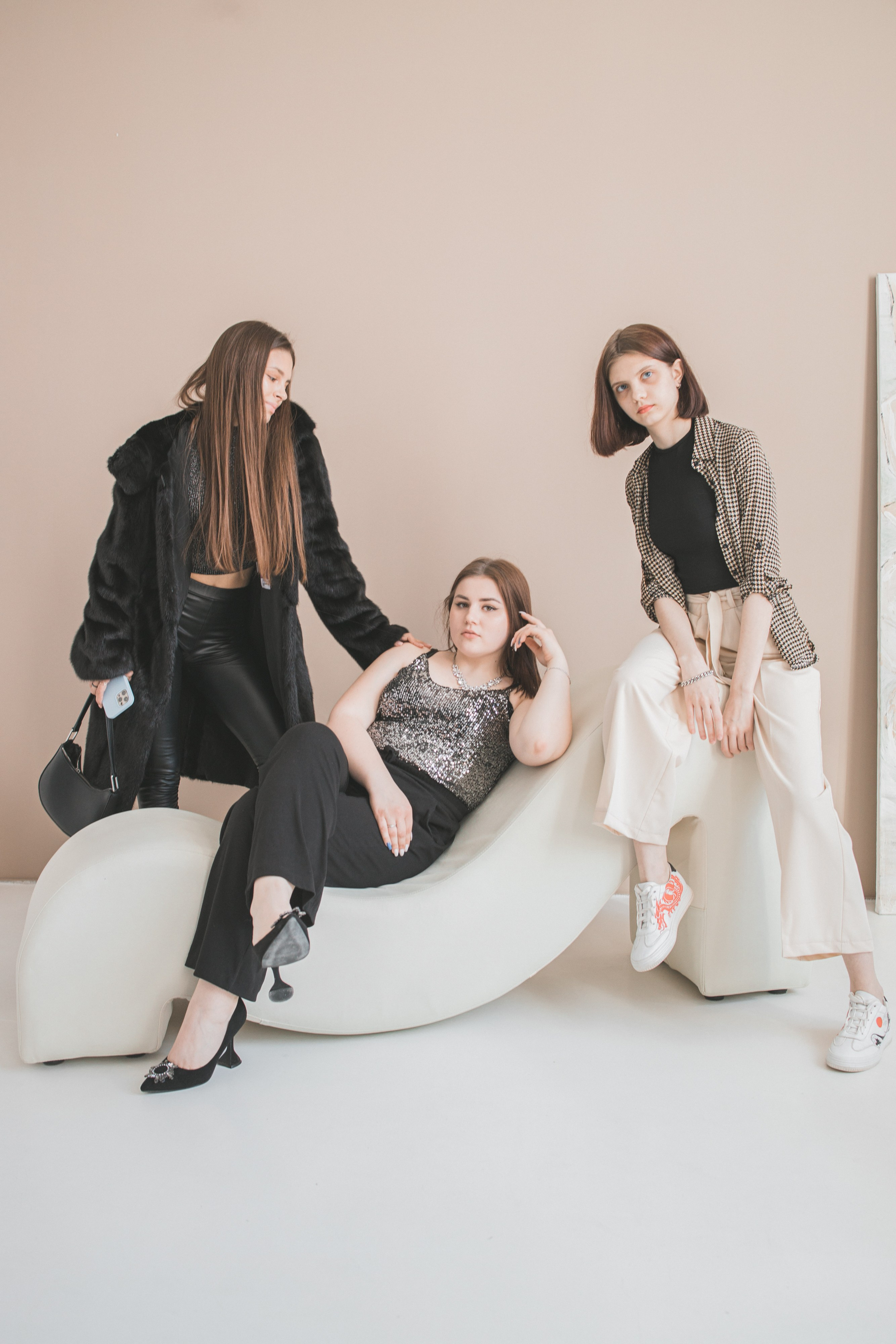 Тематическая фотосъемка 11 класса в гламурном стиле. Выпускные альбомы в Серпухове